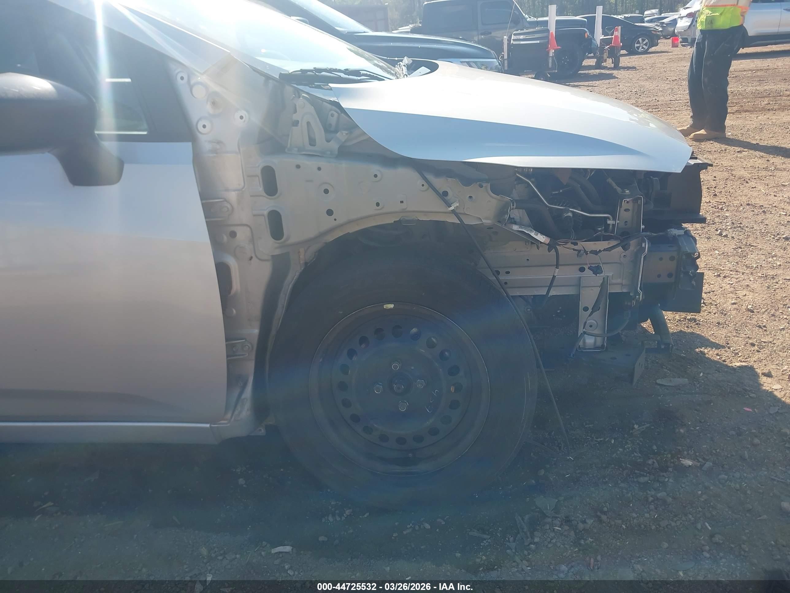 NISSAN VERSA image 6