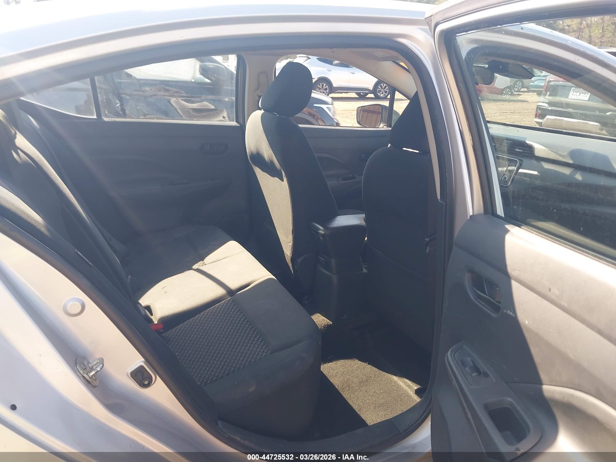NISSAN VERSA image 8