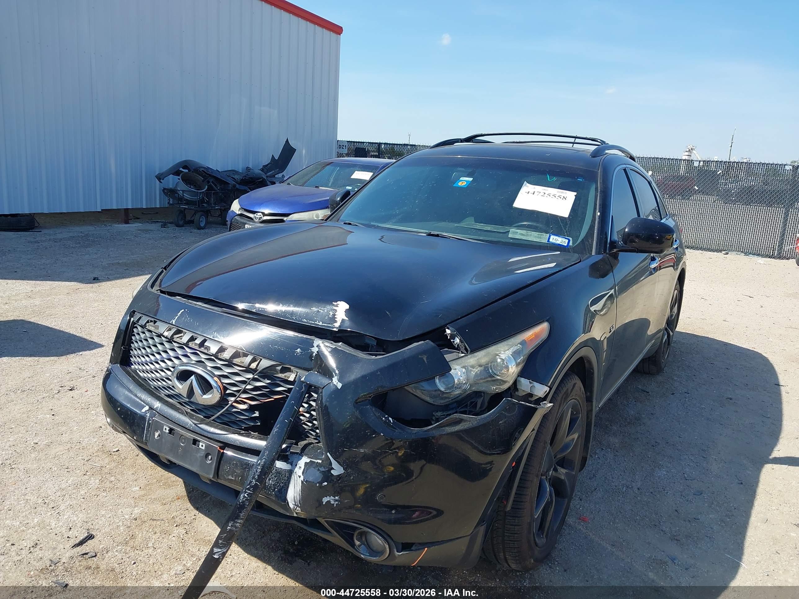 INFINITI QX70 image 2