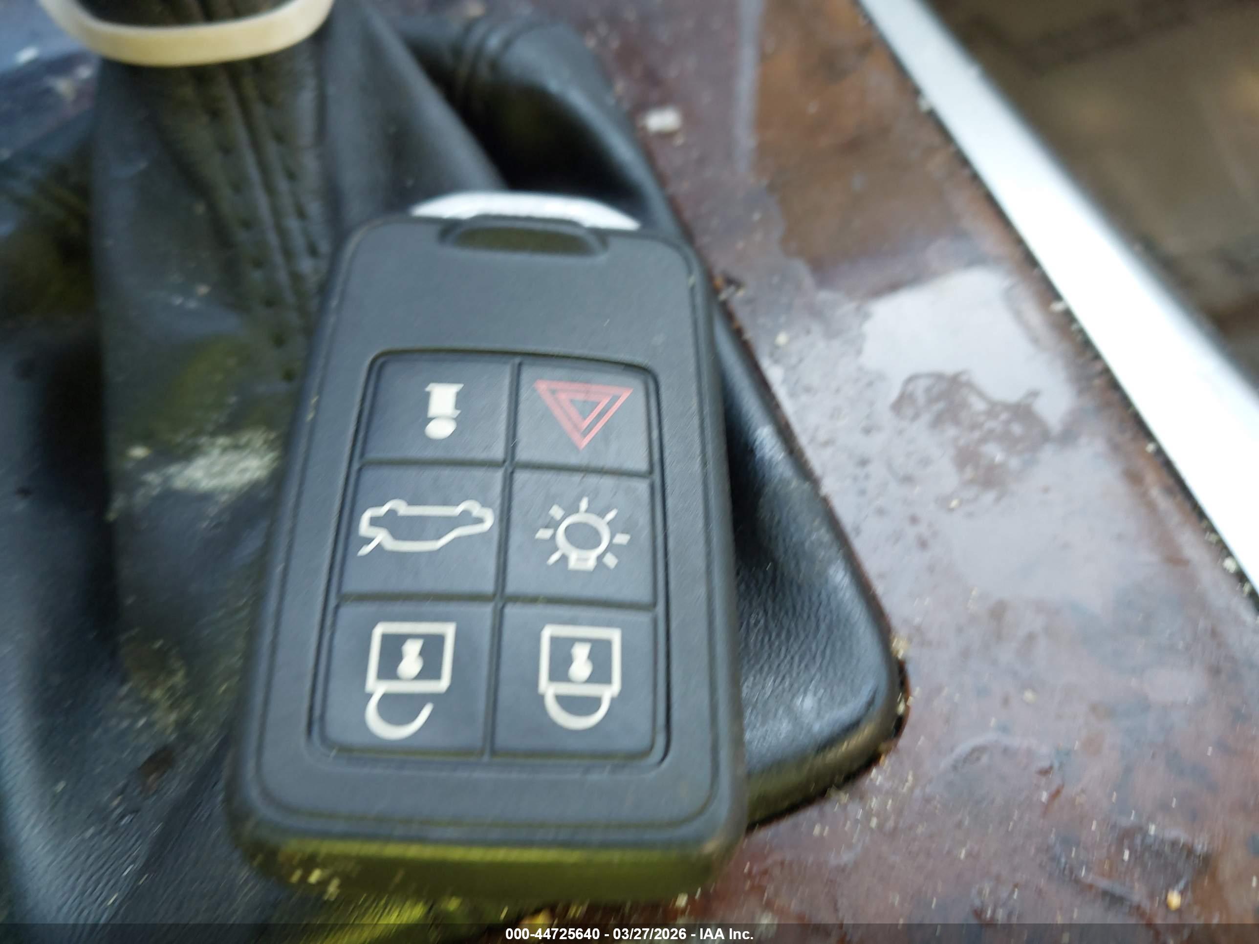 VOLVO XC70 image 11