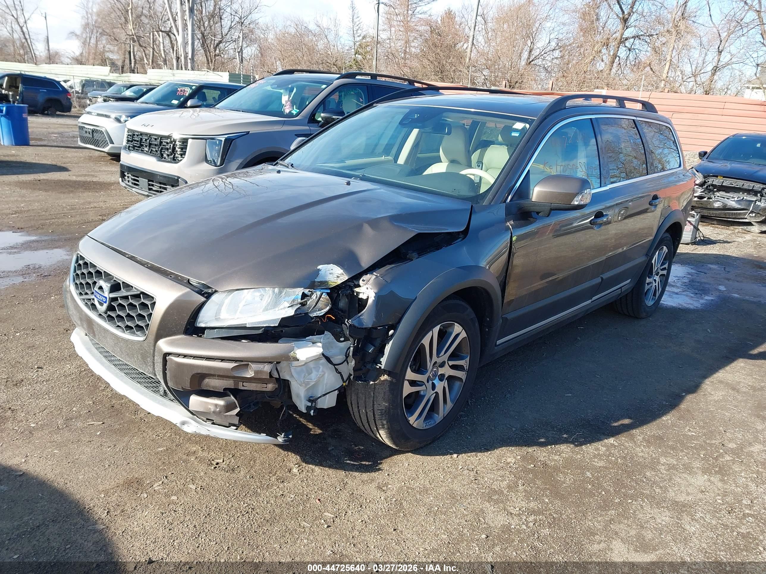 VOLVO XC70 image 2