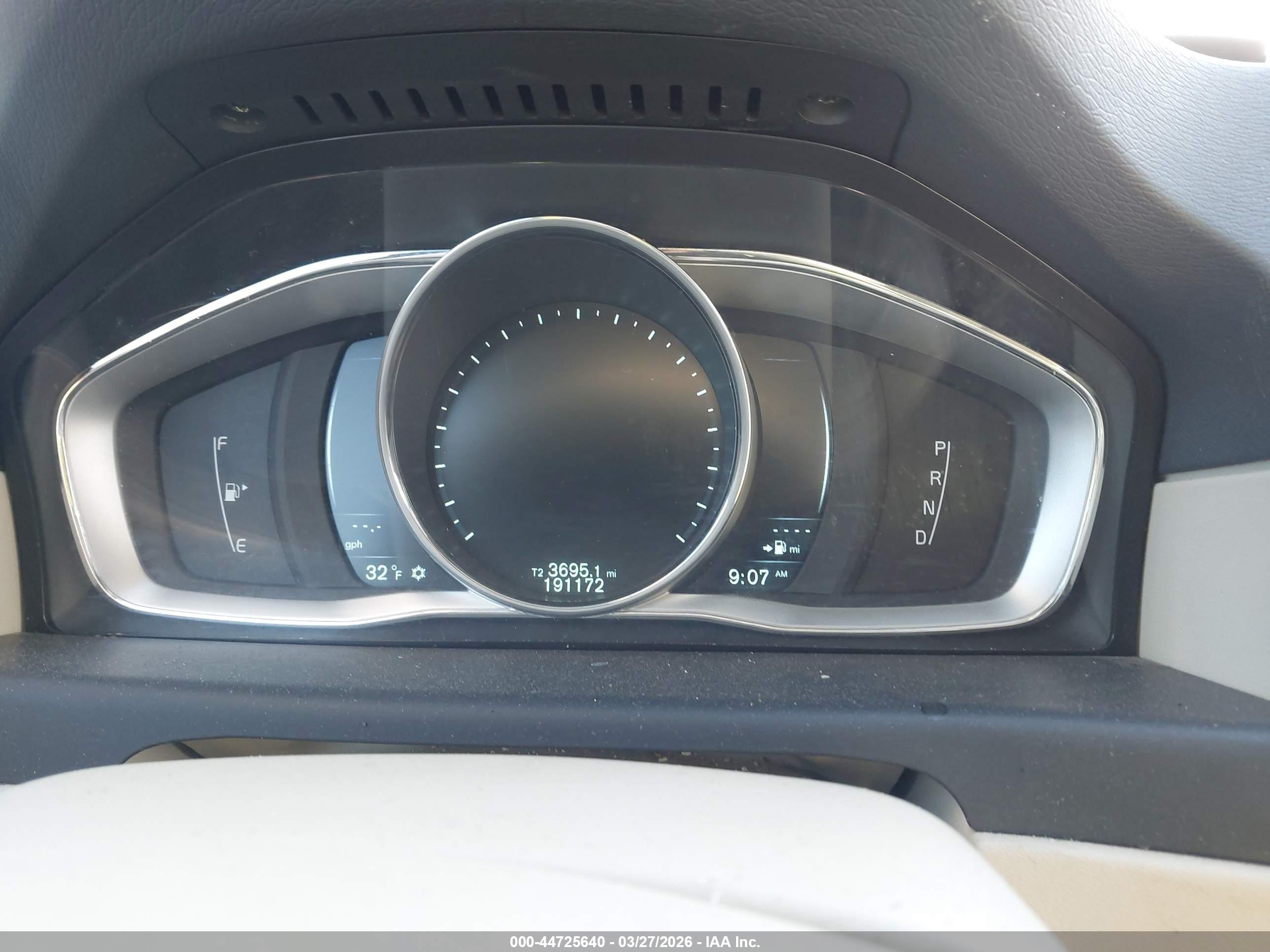 VOLVO XC70 image 7