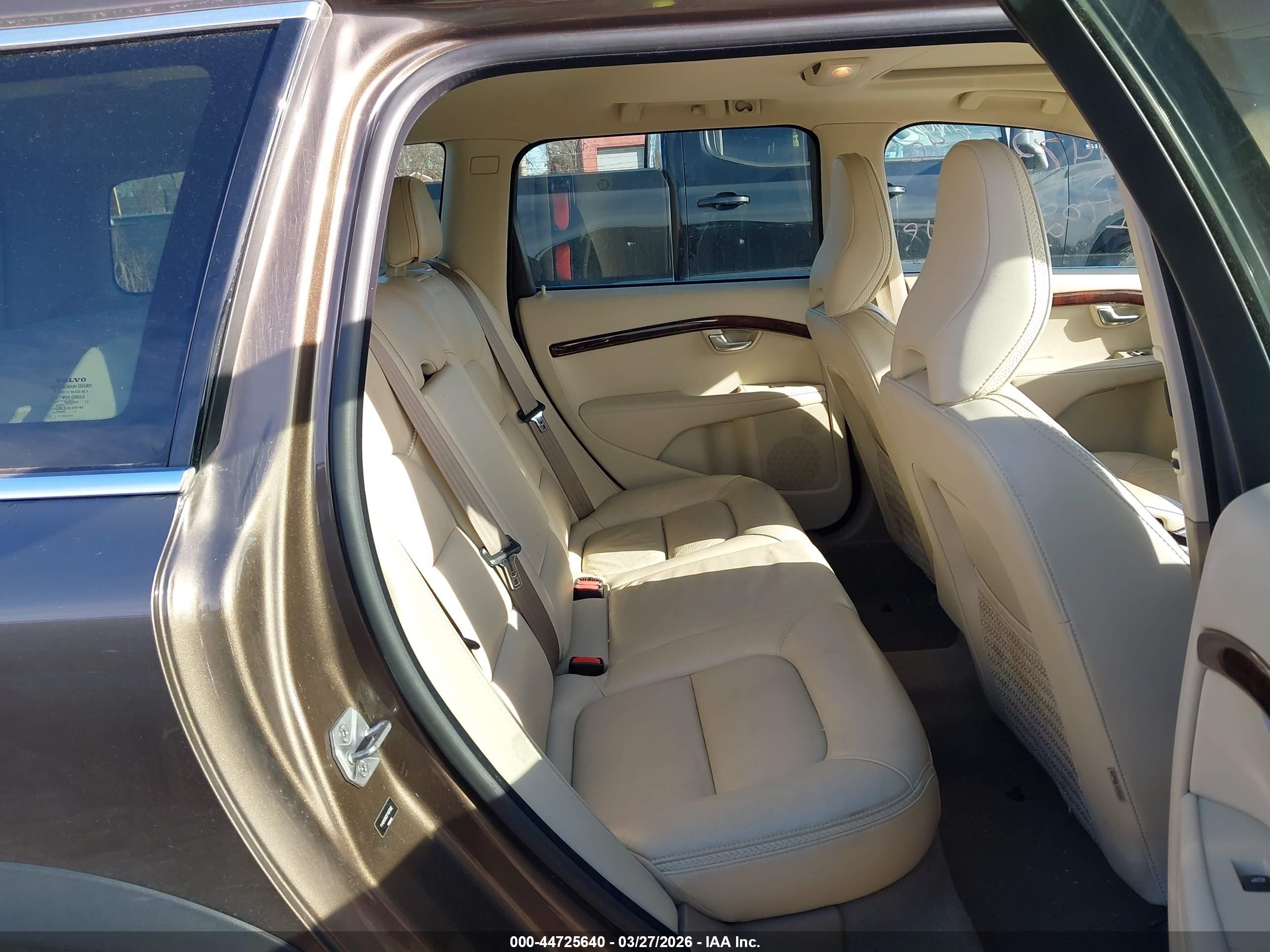 VOLVO XC70 image 8