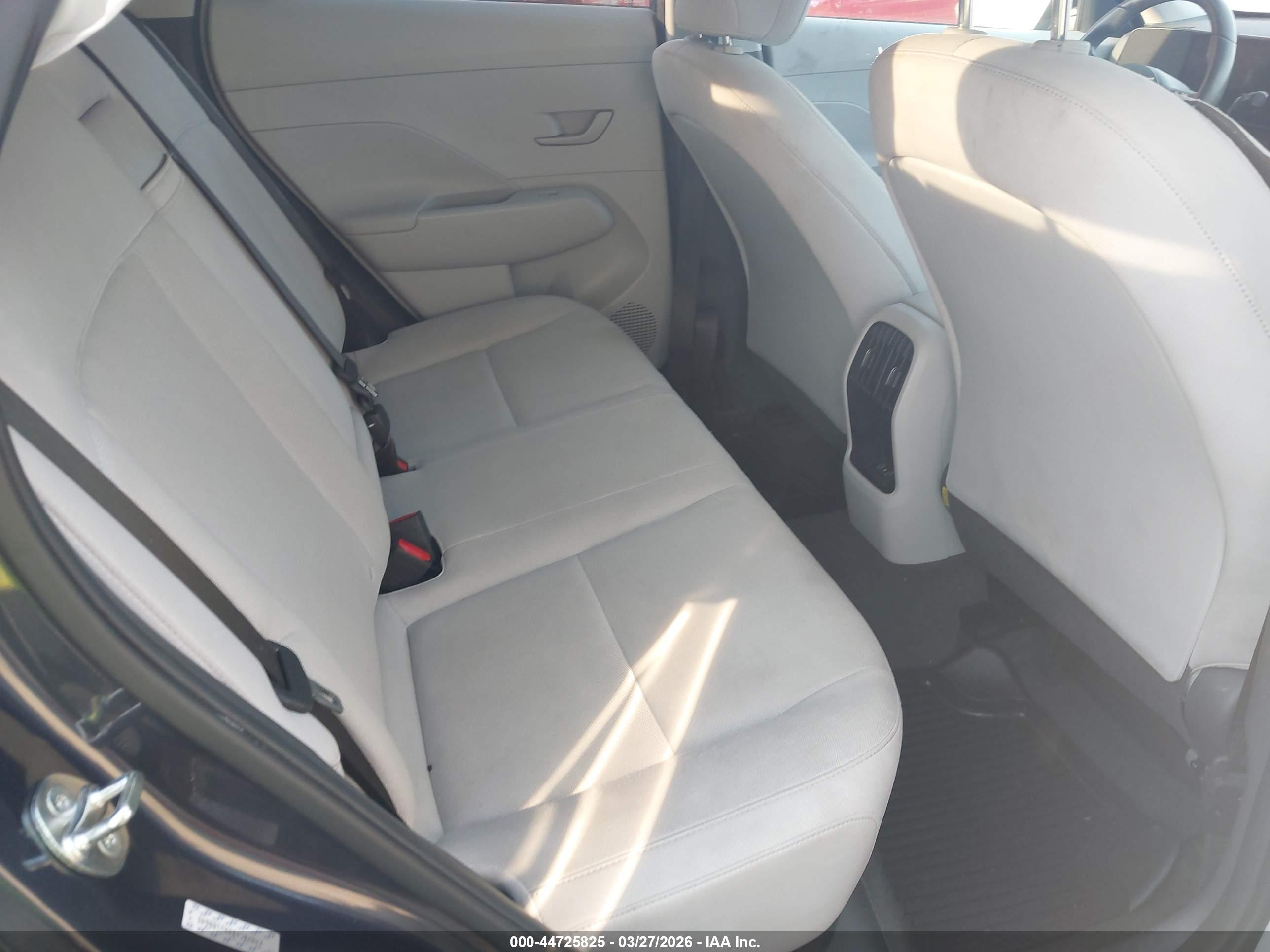 HYUNDAI KONA image 8