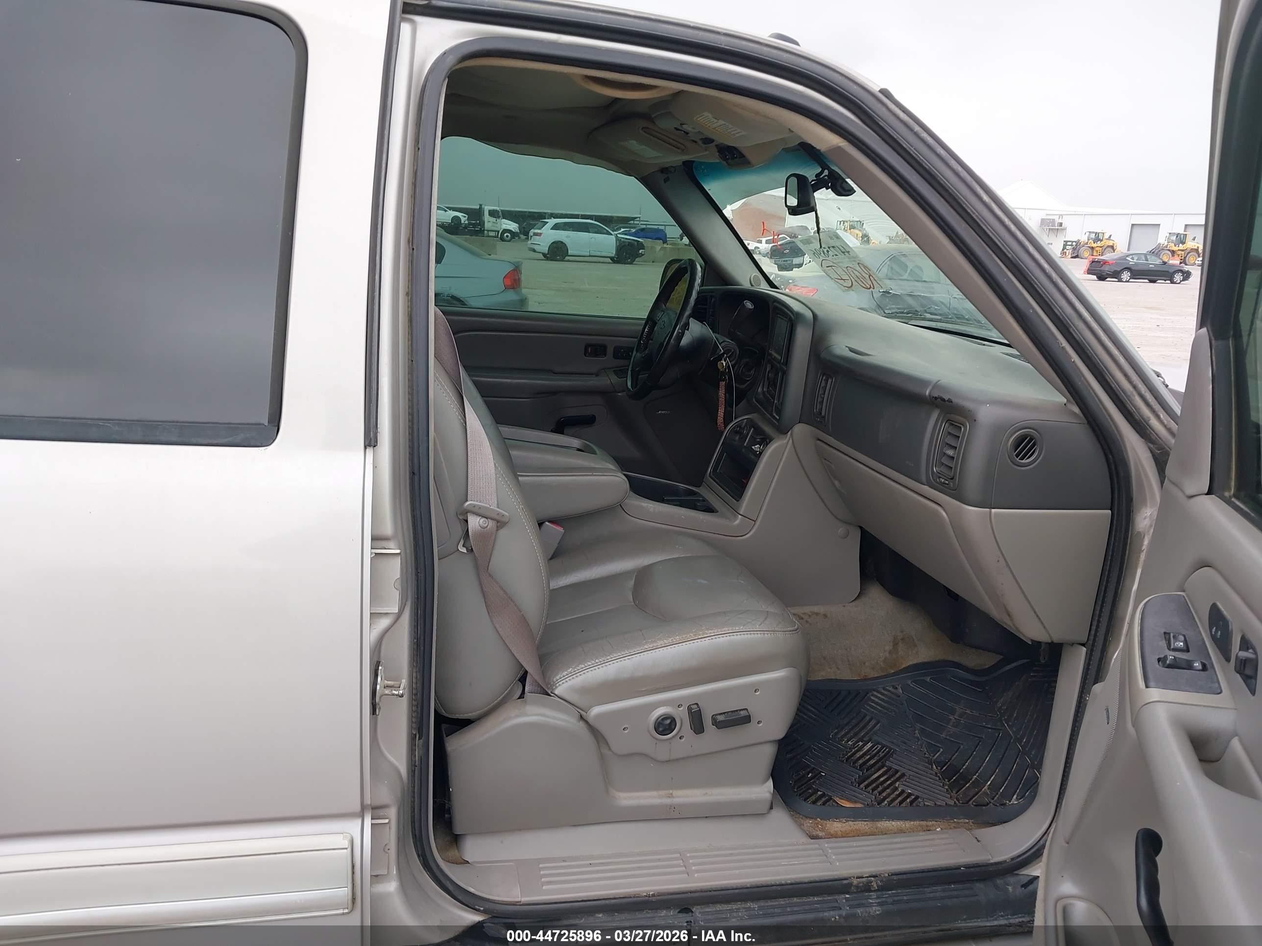 CHEVROLET SUBURBAN image 5