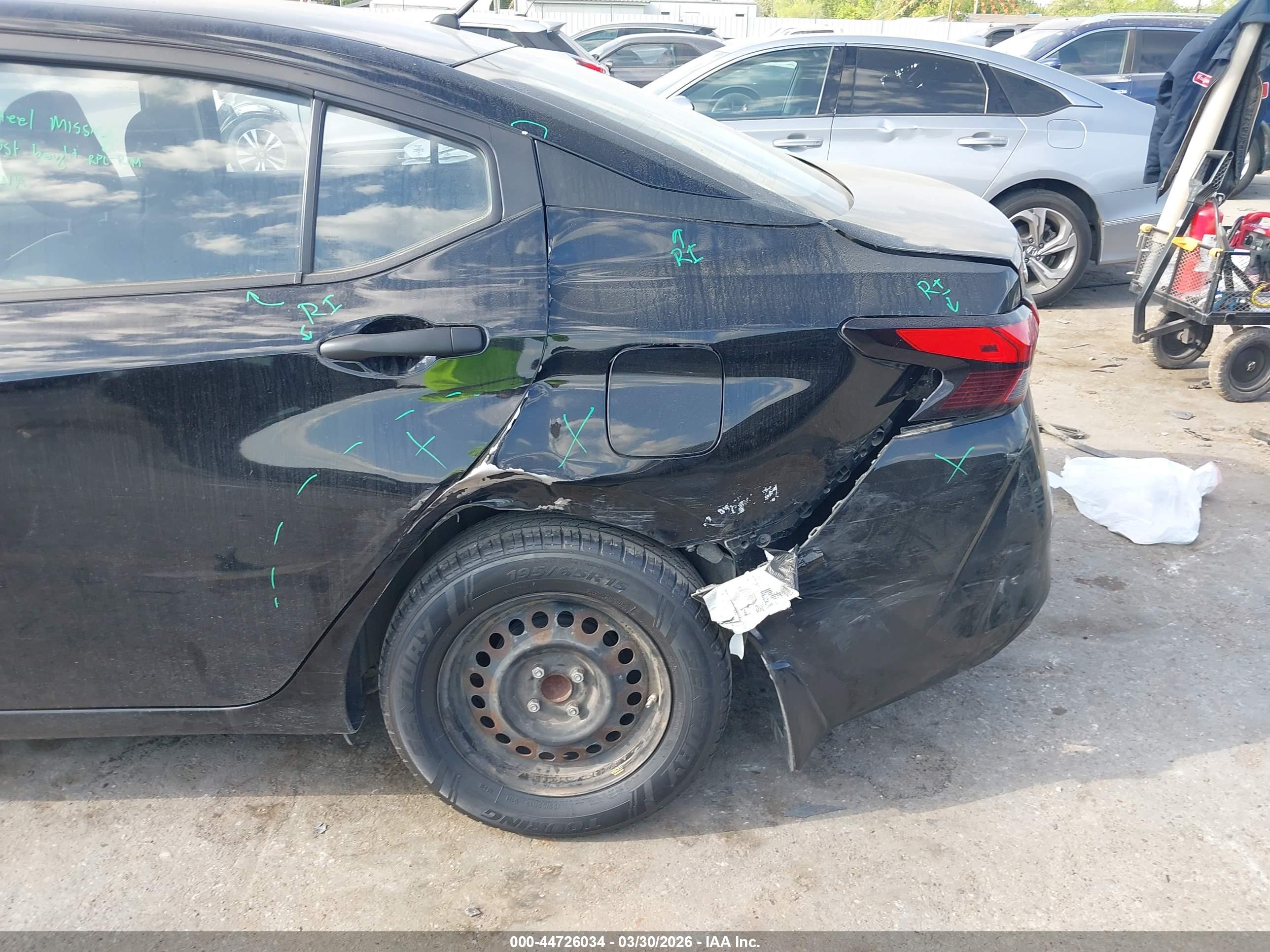 NISSAN VERSA image 6