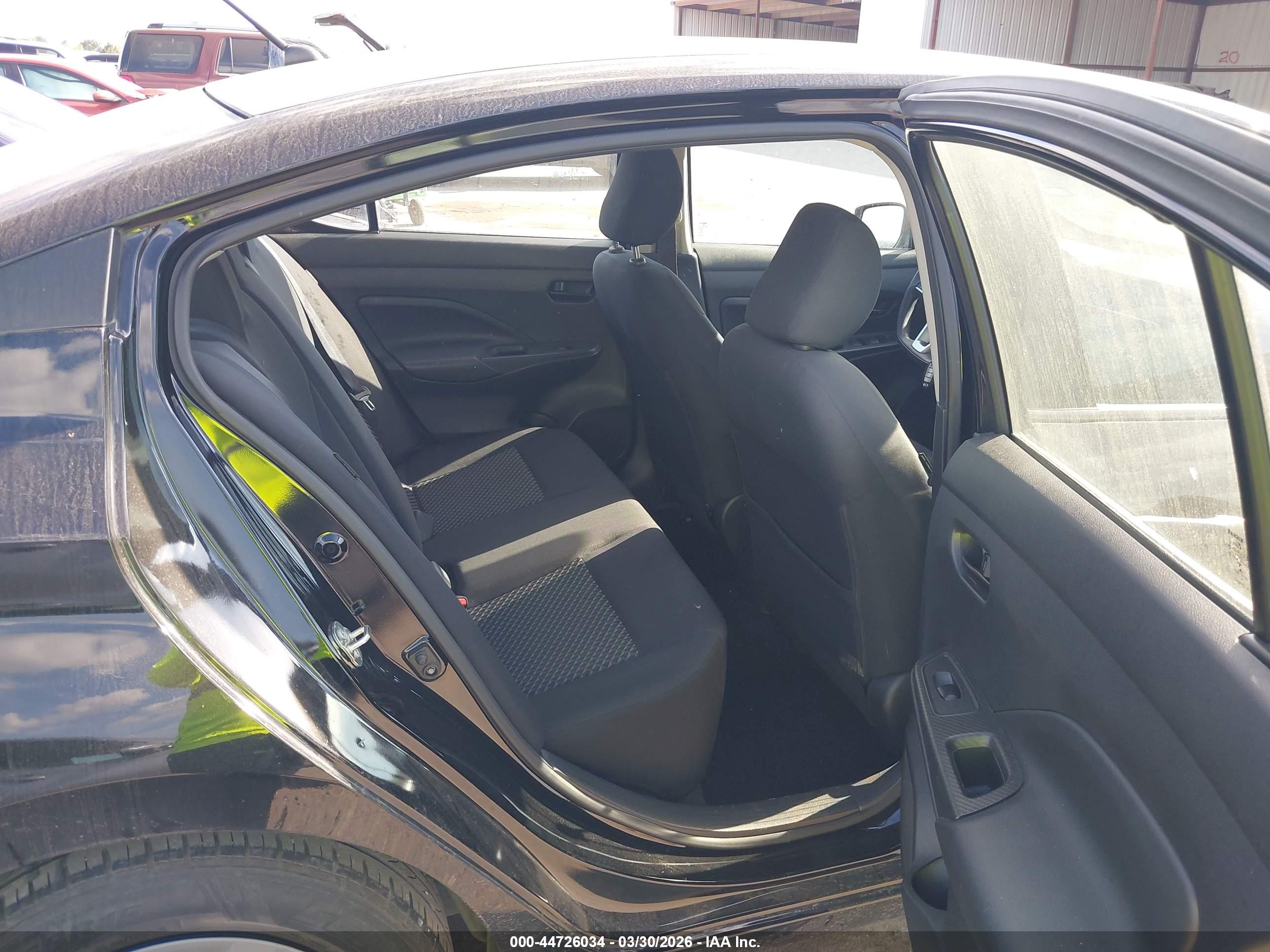 NISSAN VERSA image 8