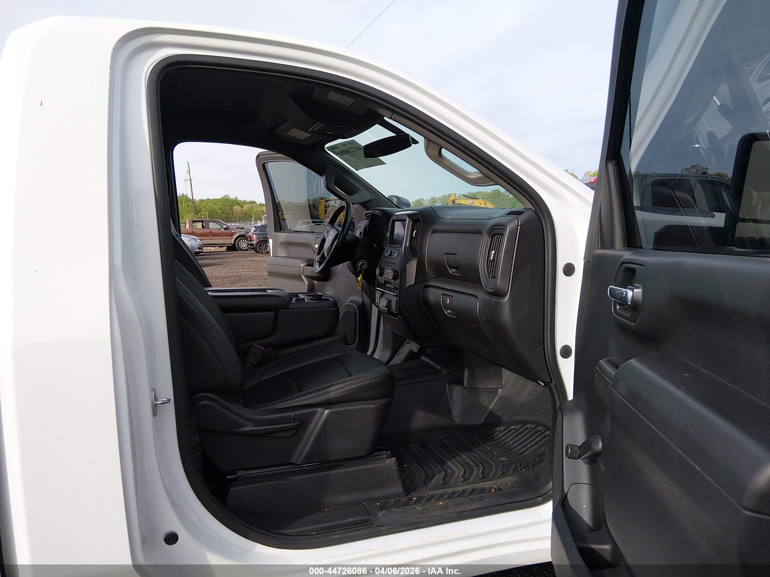 CHEVROLET SILVERADO image 5