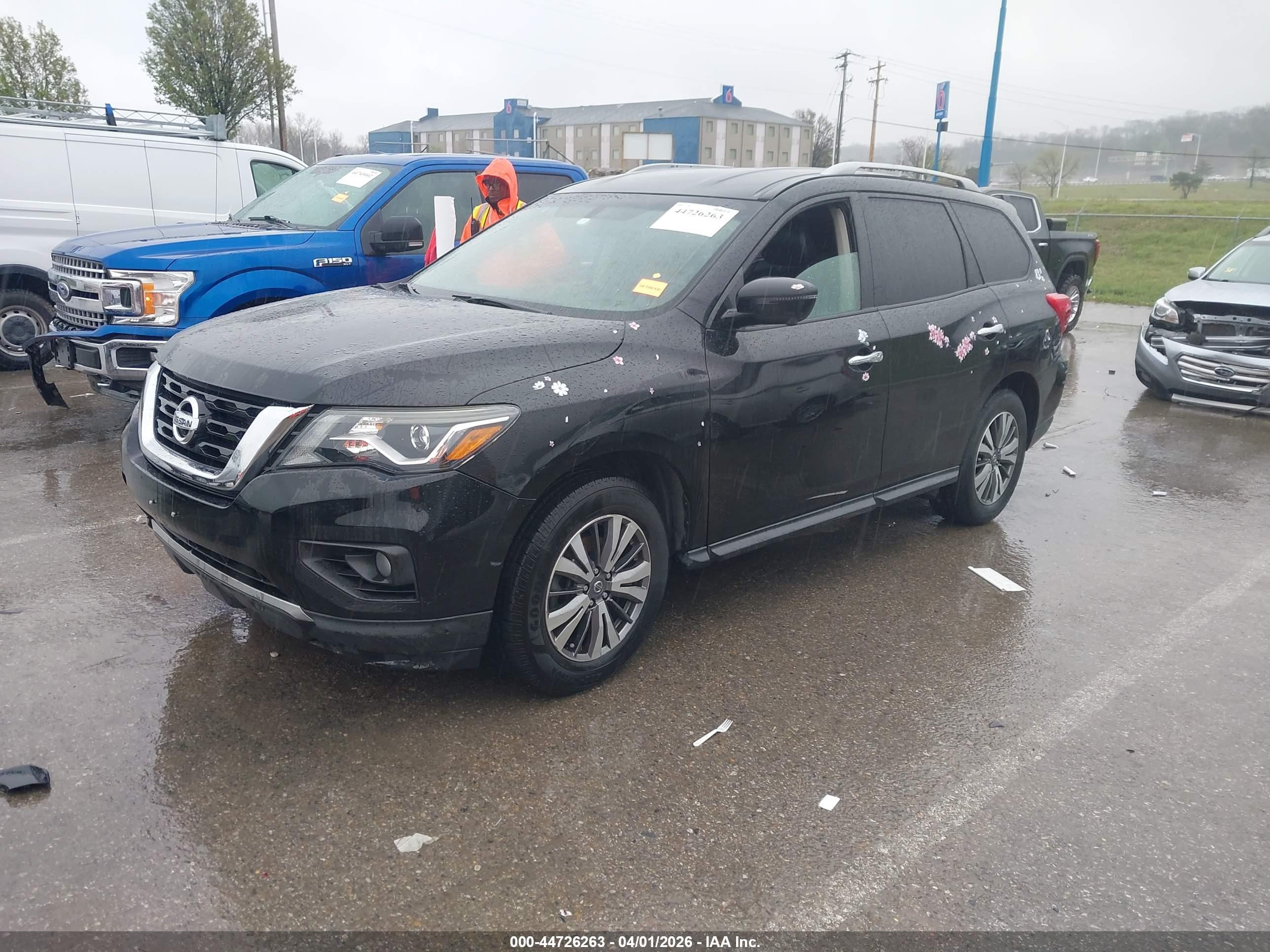 NISSAN PATHFINDER image 2
