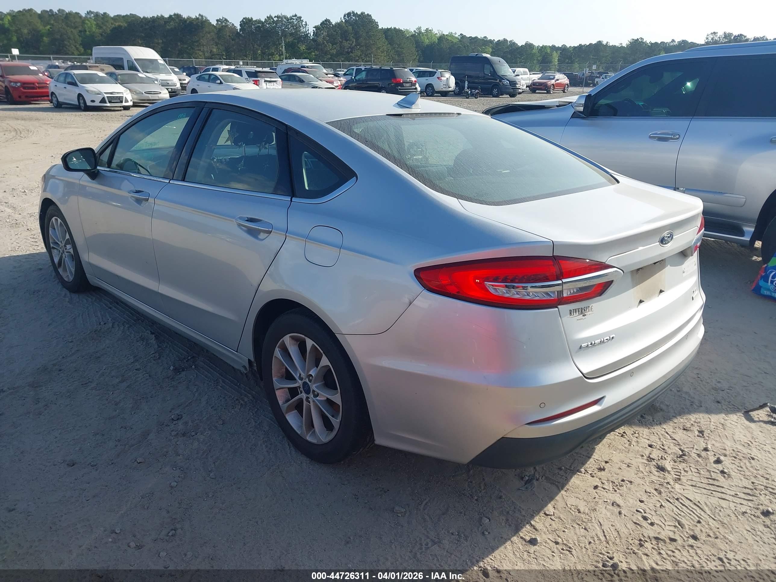 FORD FUSION image 3