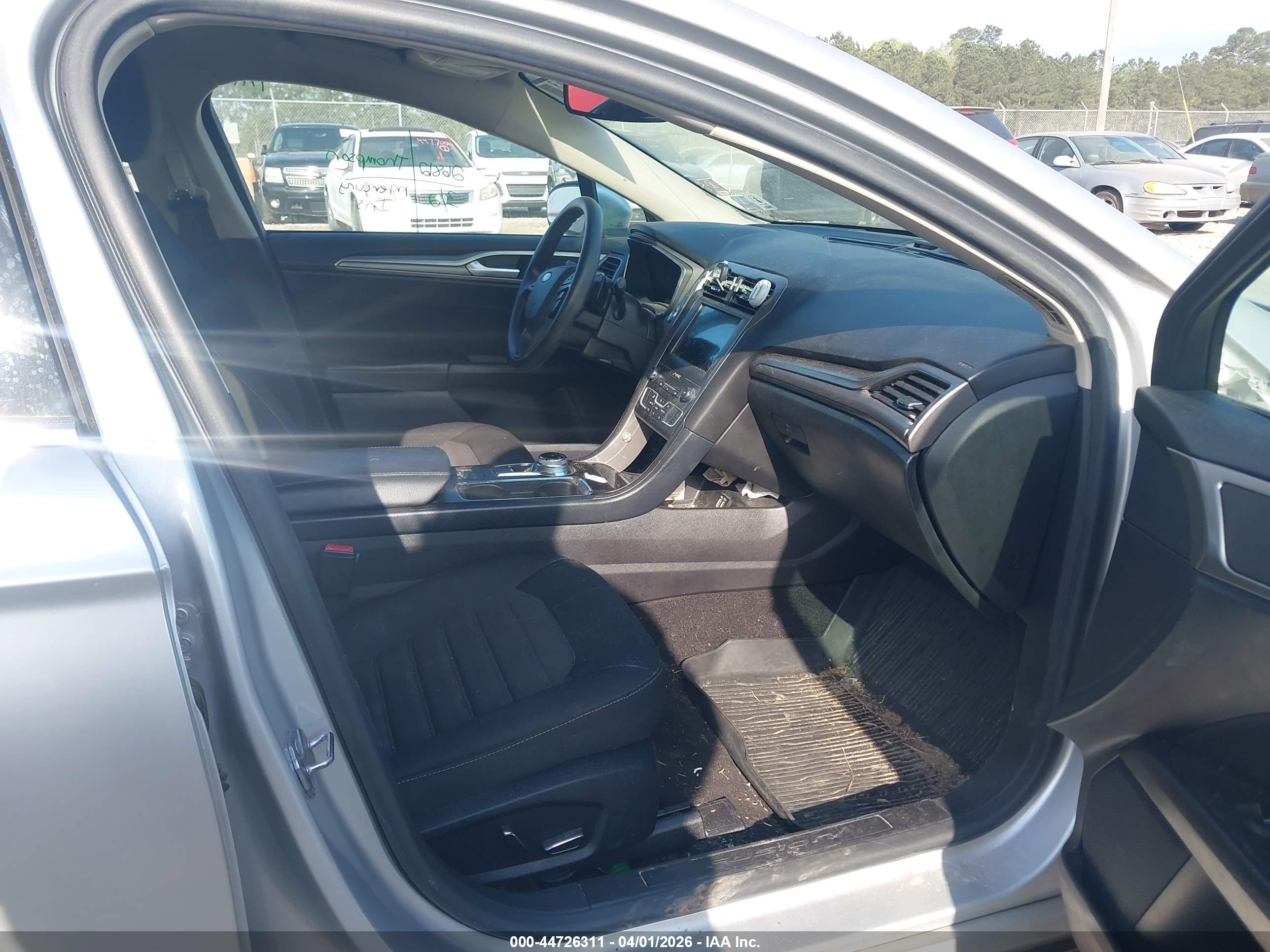 FORD FUSION image 5