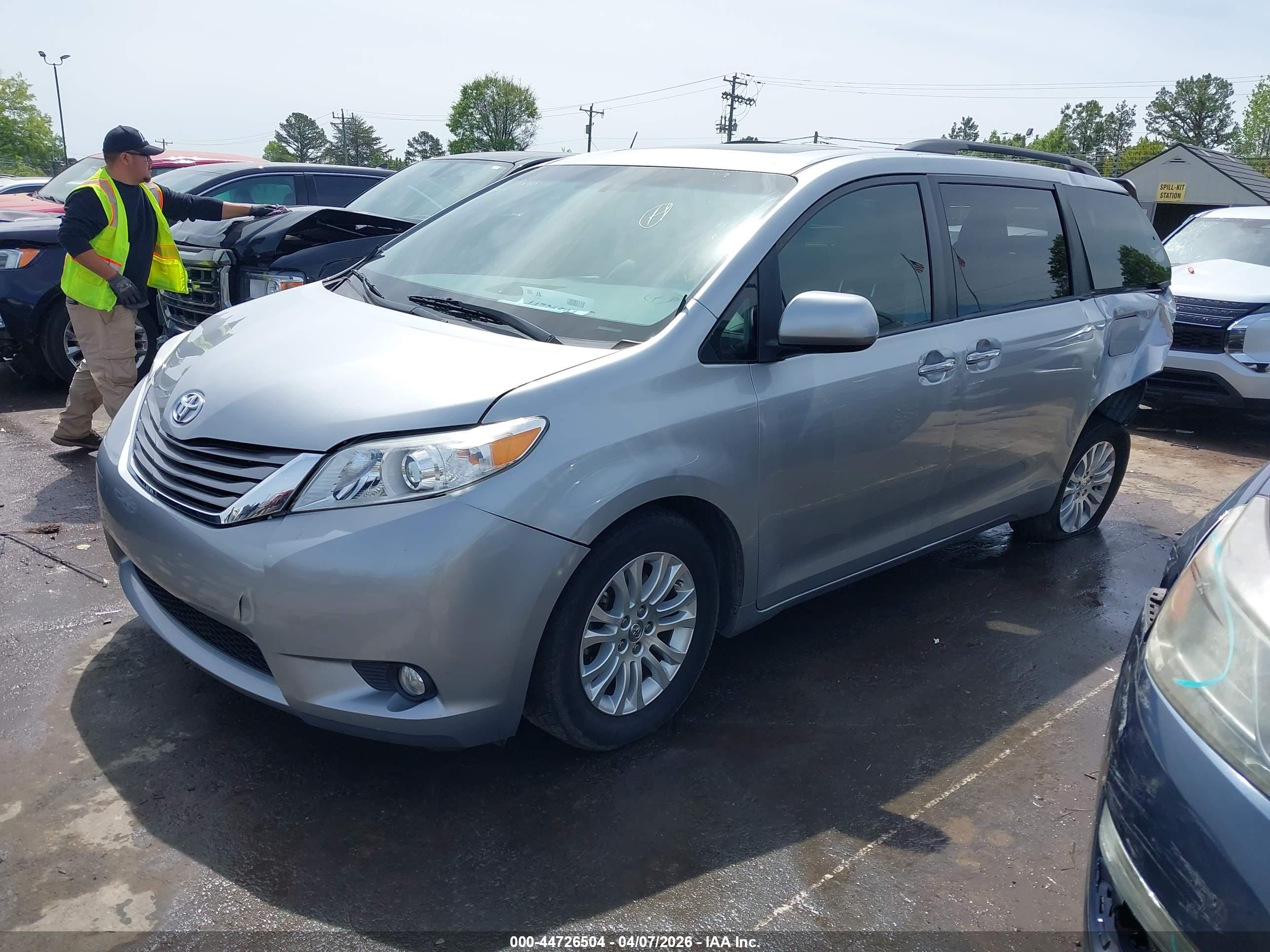 TOYOTA SIENNA image 2