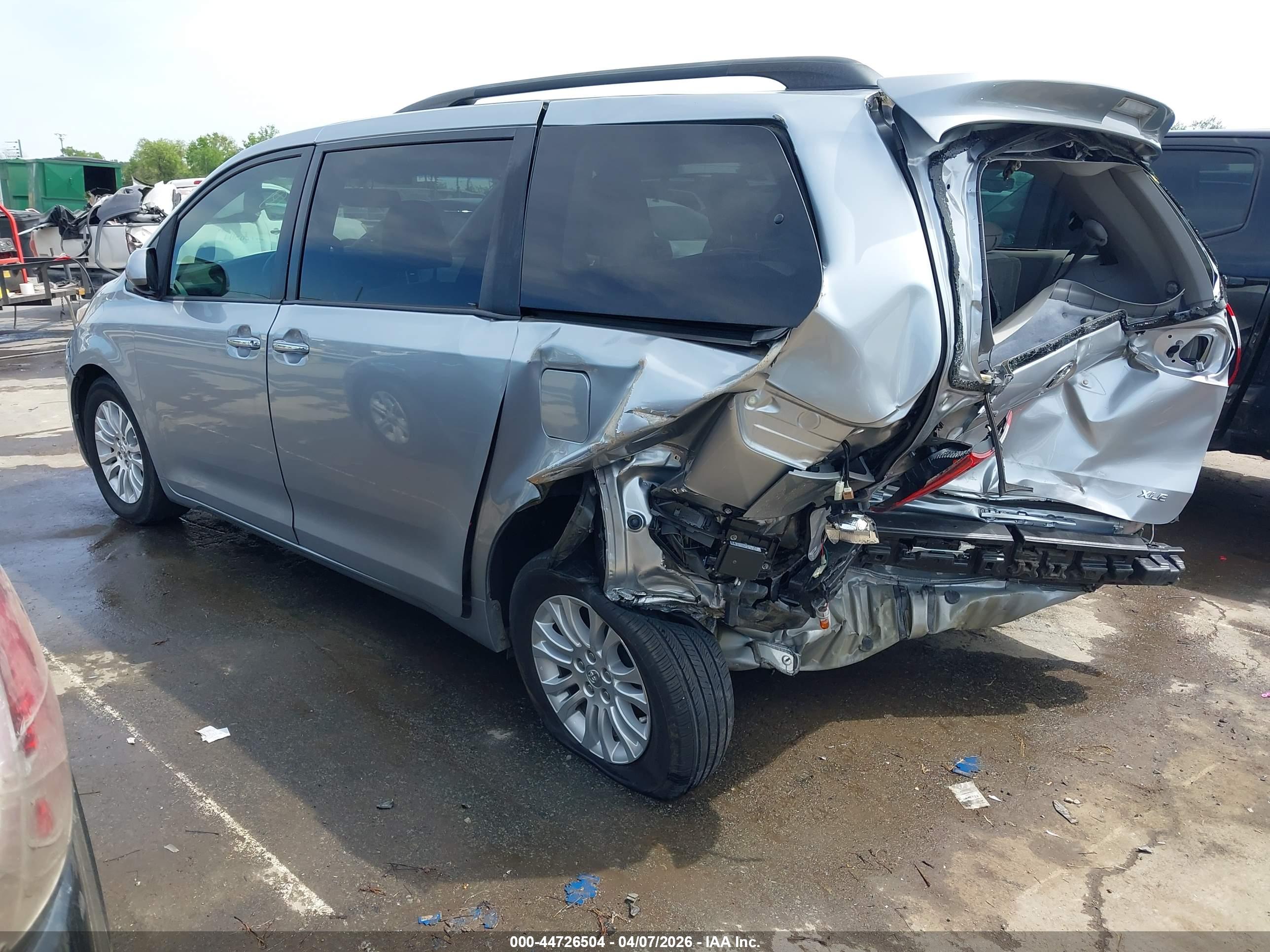 TOYOTA SIENNA image 3