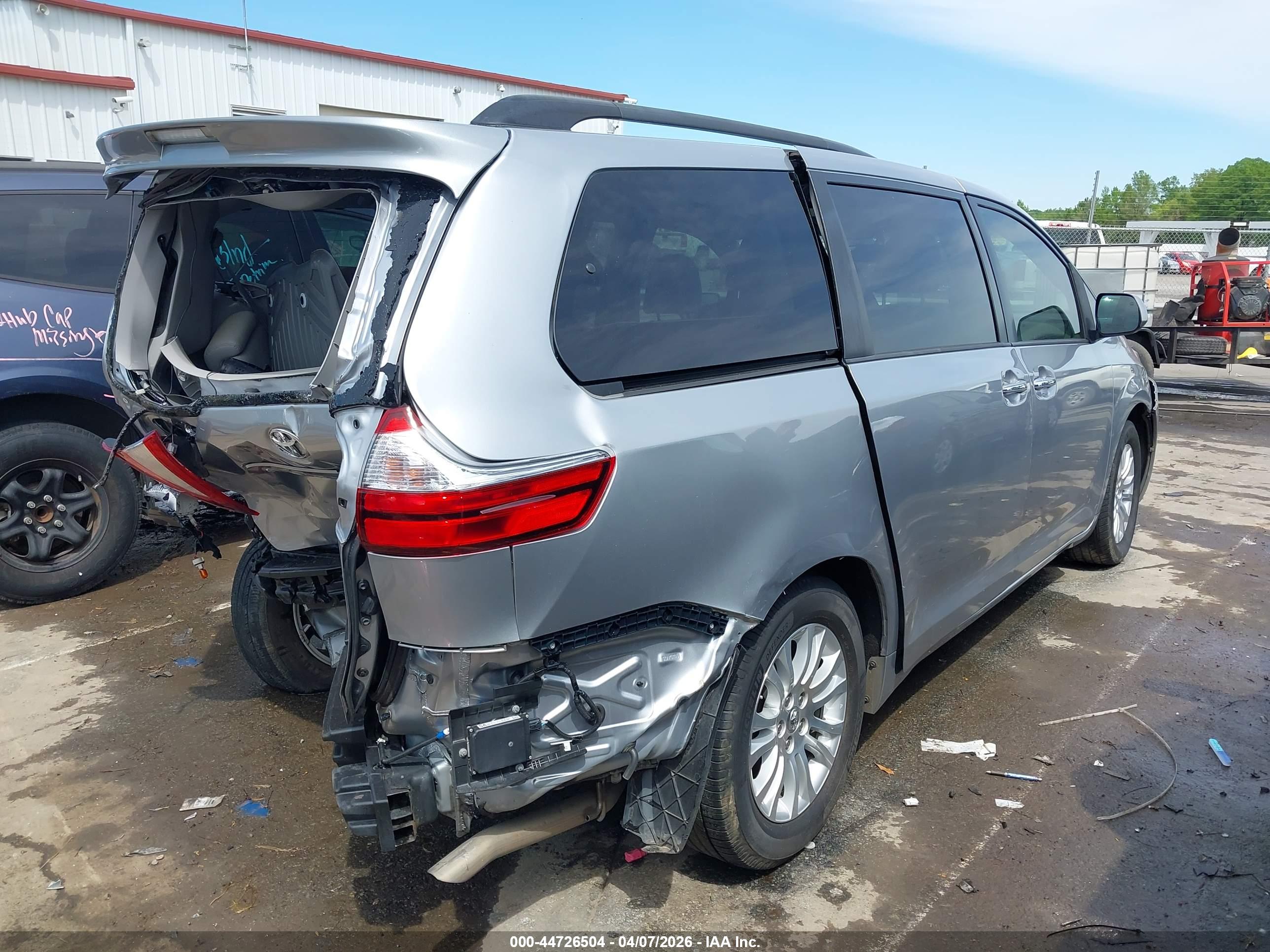TOYOTA SIENNA image 4