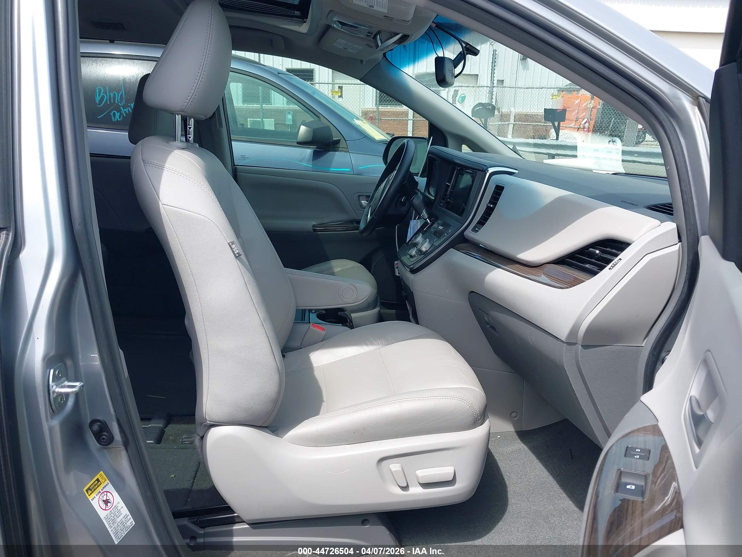 TOYOTA SIENNA image 5