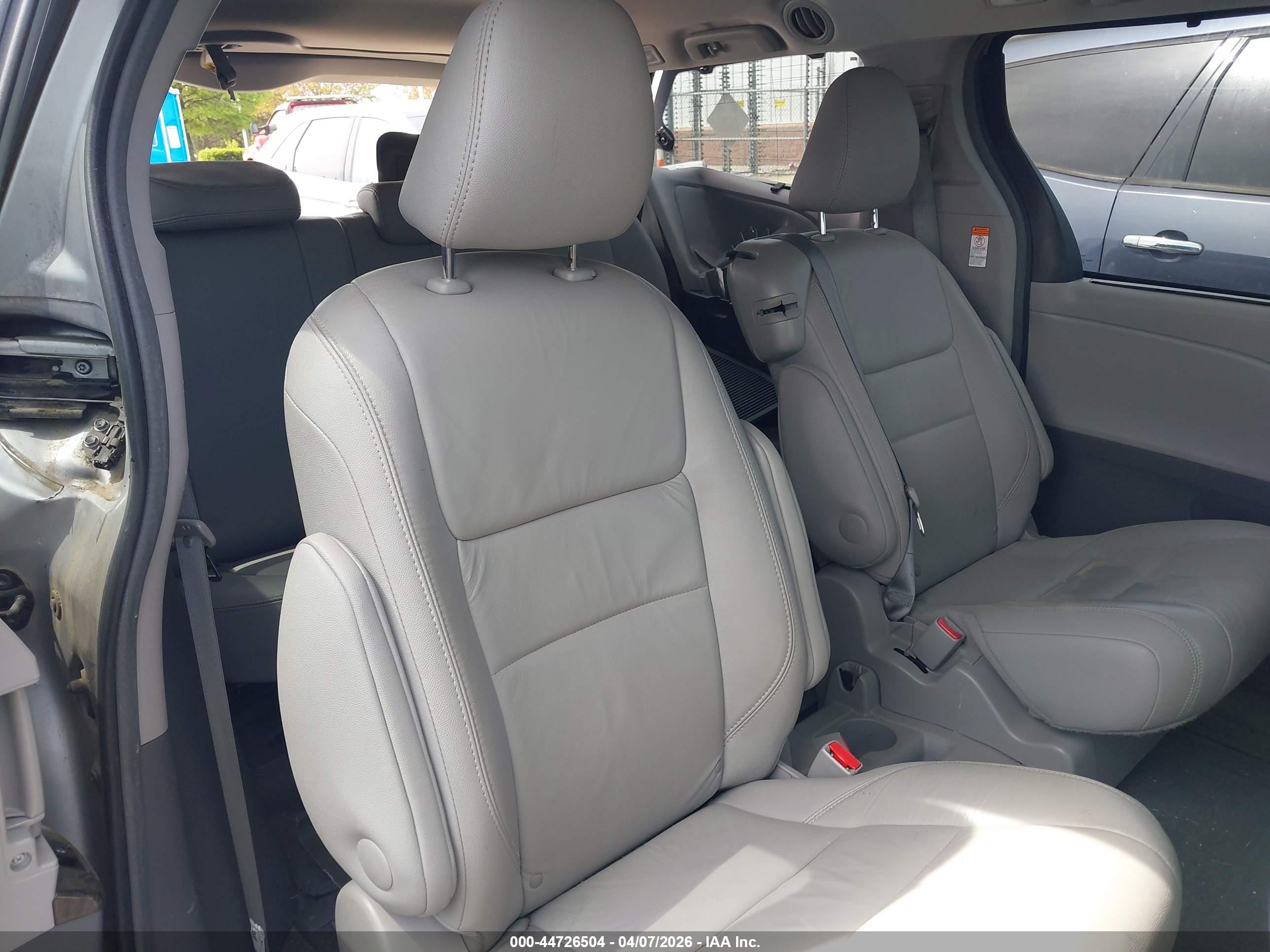TOYOTA SIENNA image 8