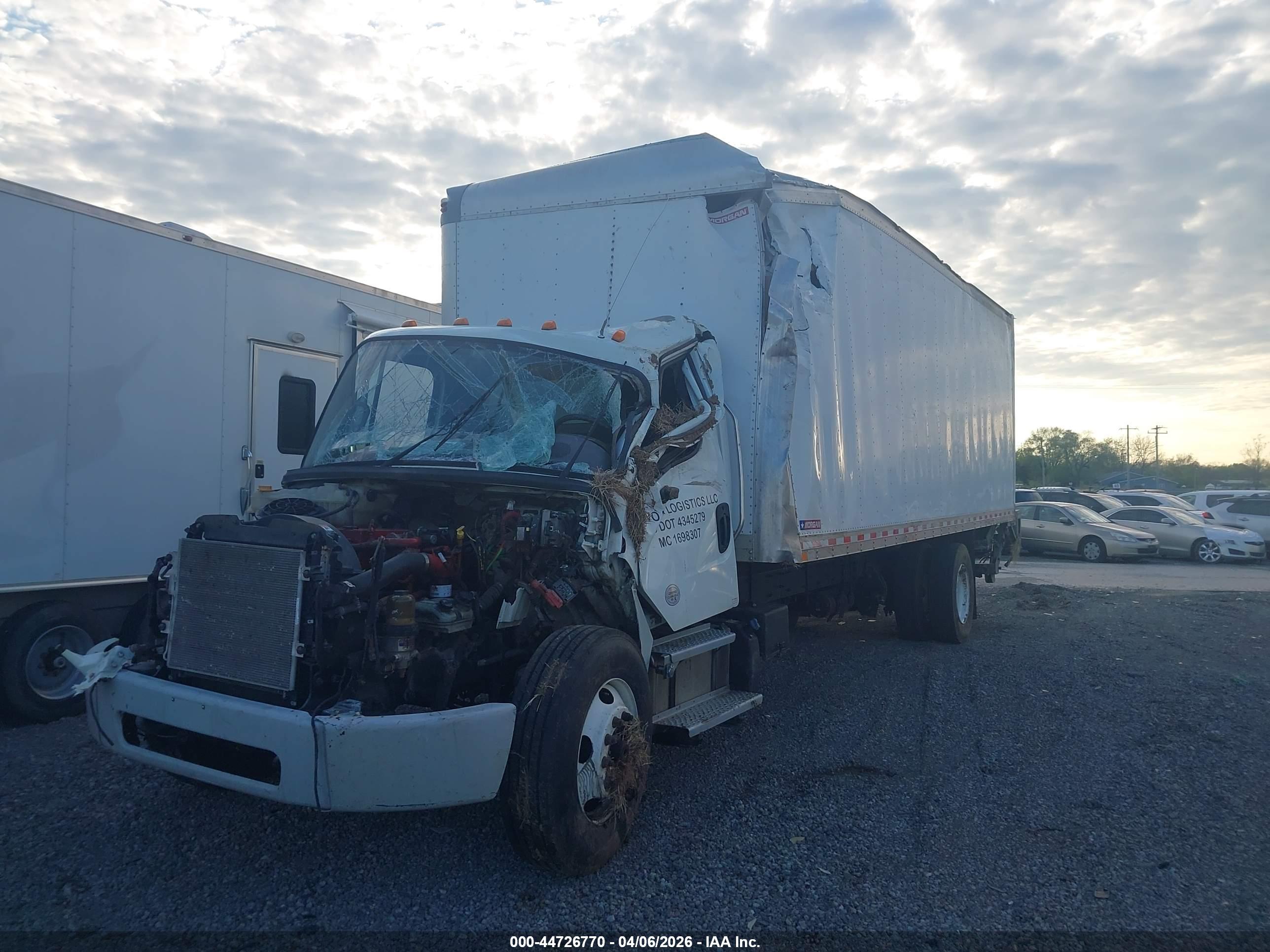 FREIGHTLINER M2 image 2