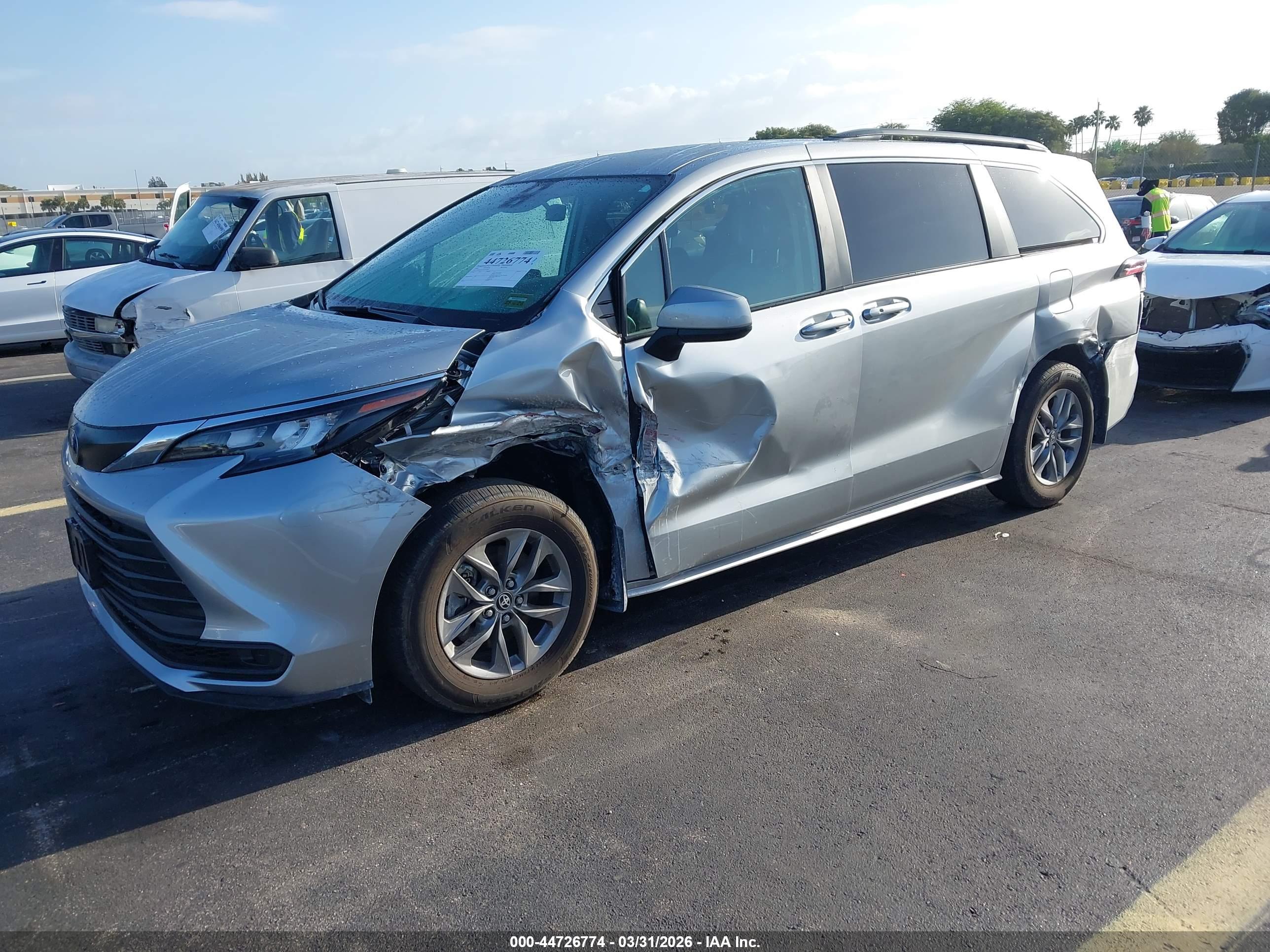 TOYOTA SIENNA image 2