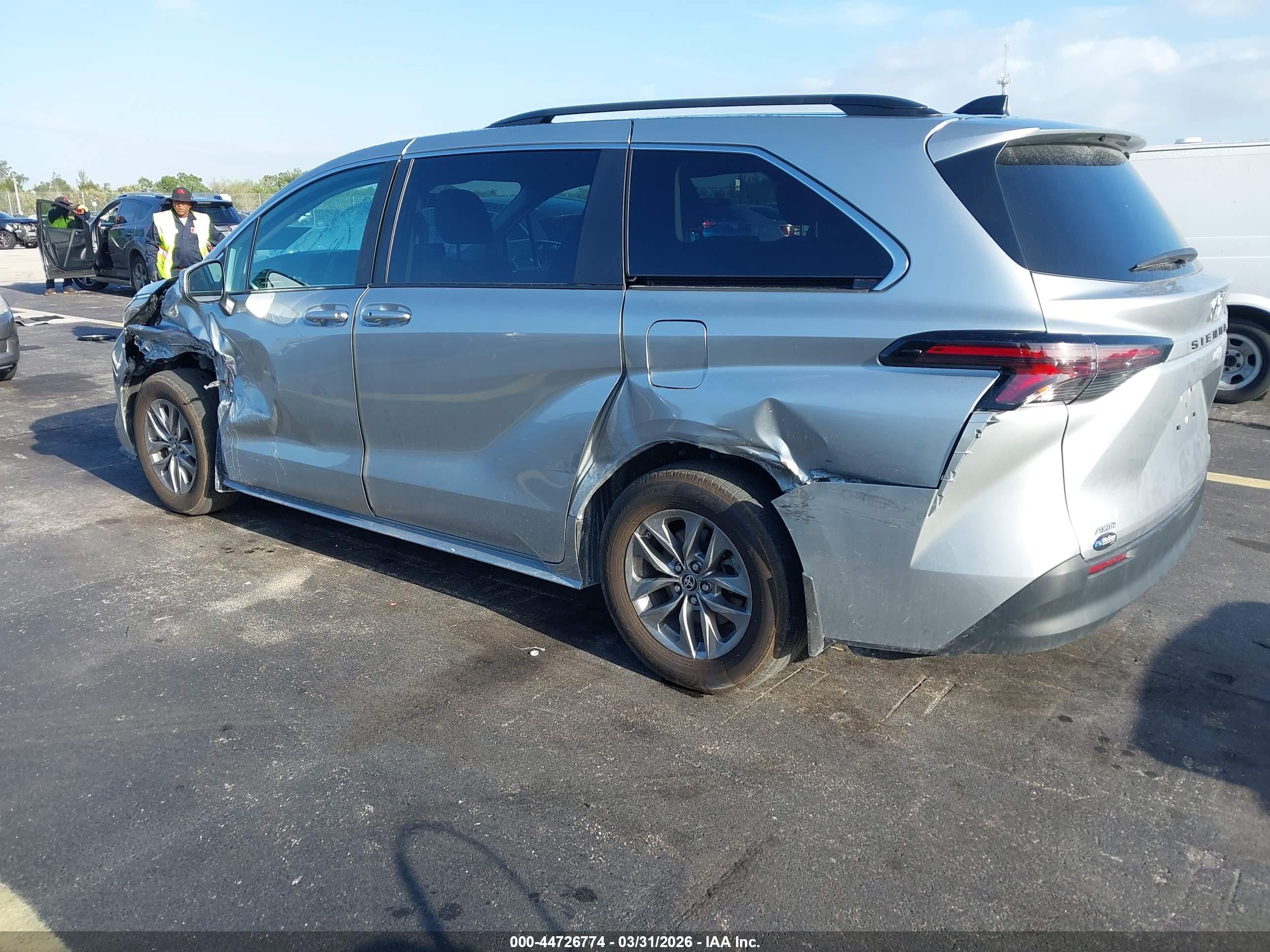 TOYOTA SIENNA image 3