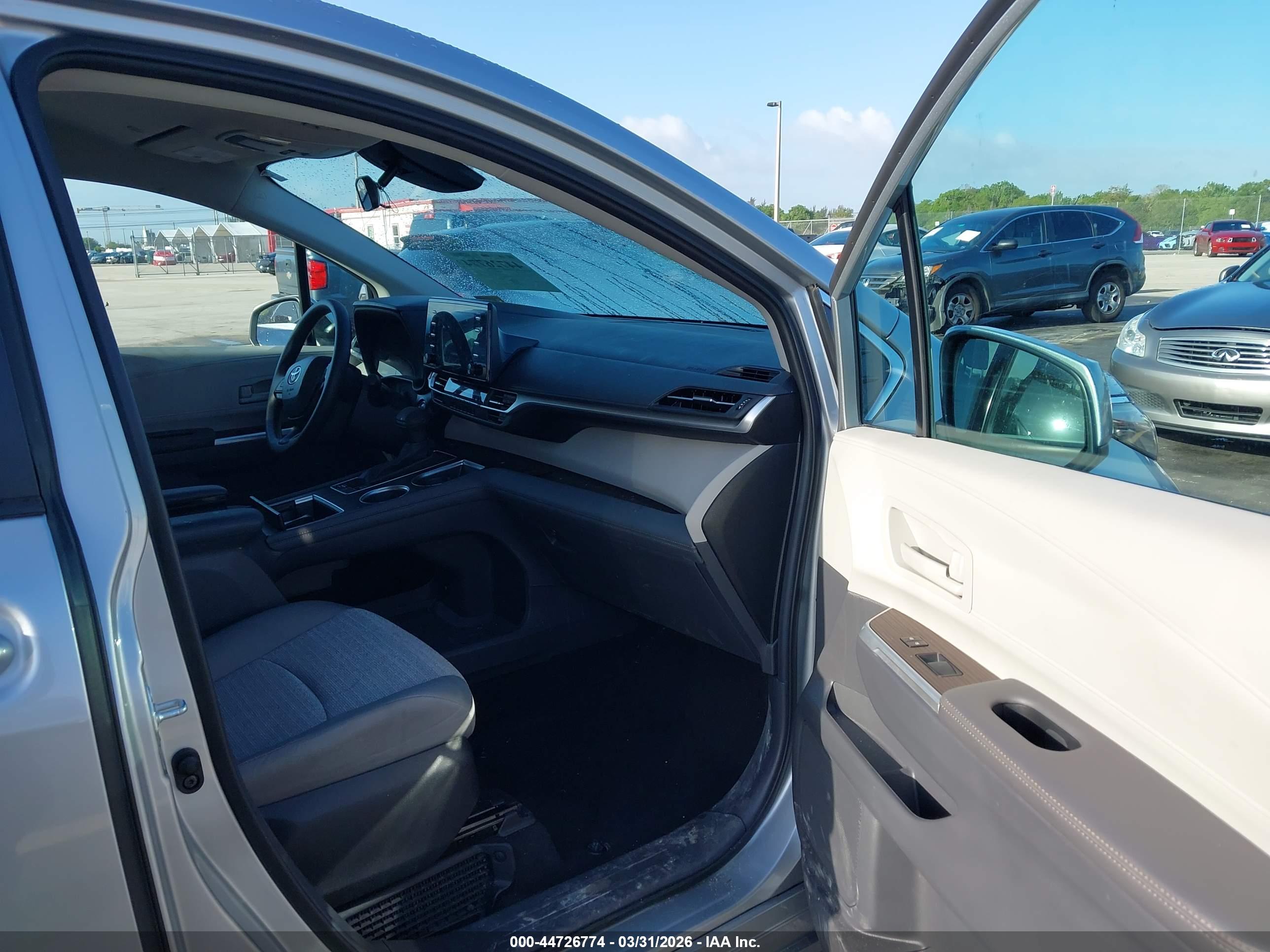 TOYOTA SIENNA image 5