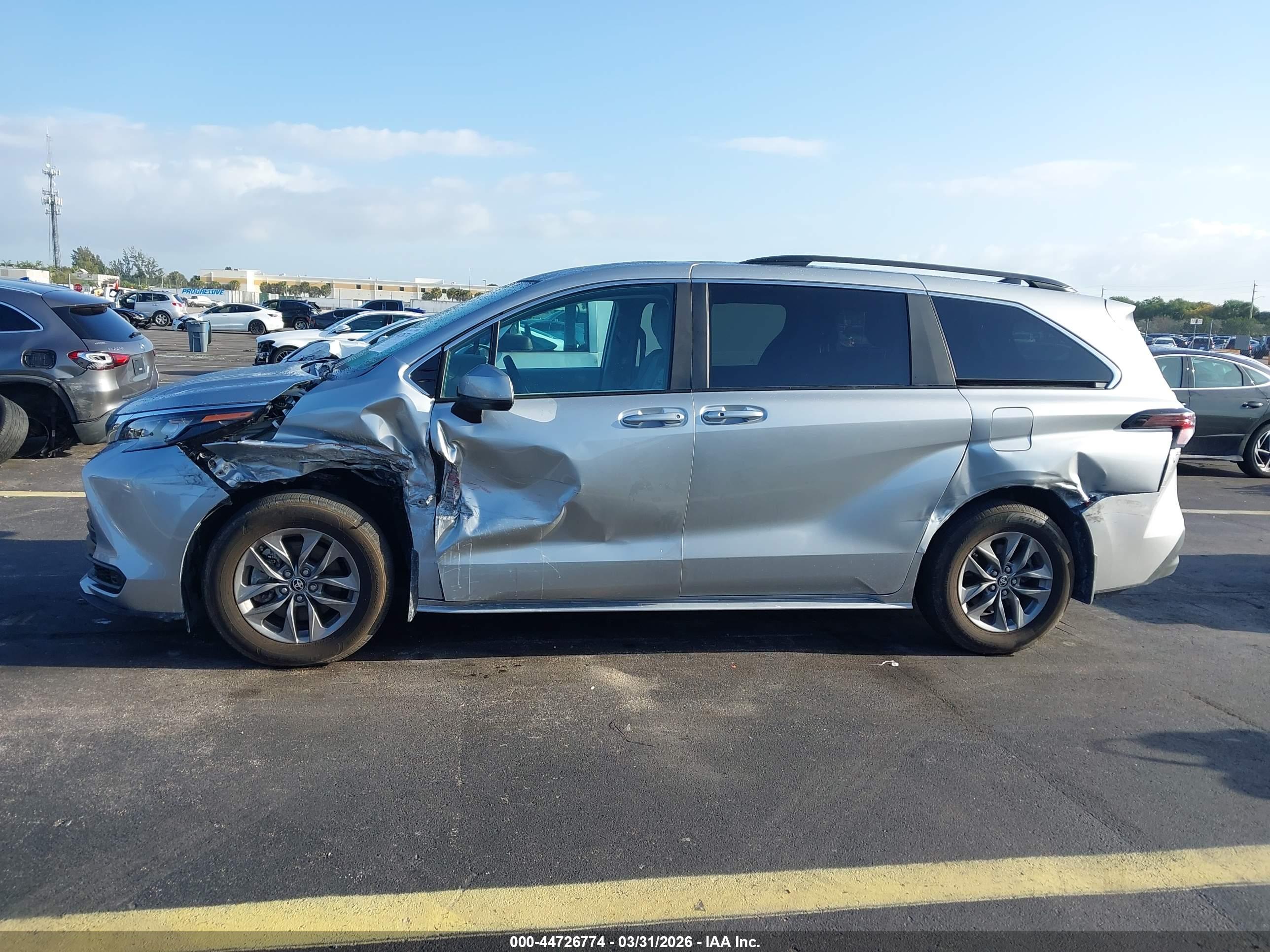 TOYOTA SIENNA image 6