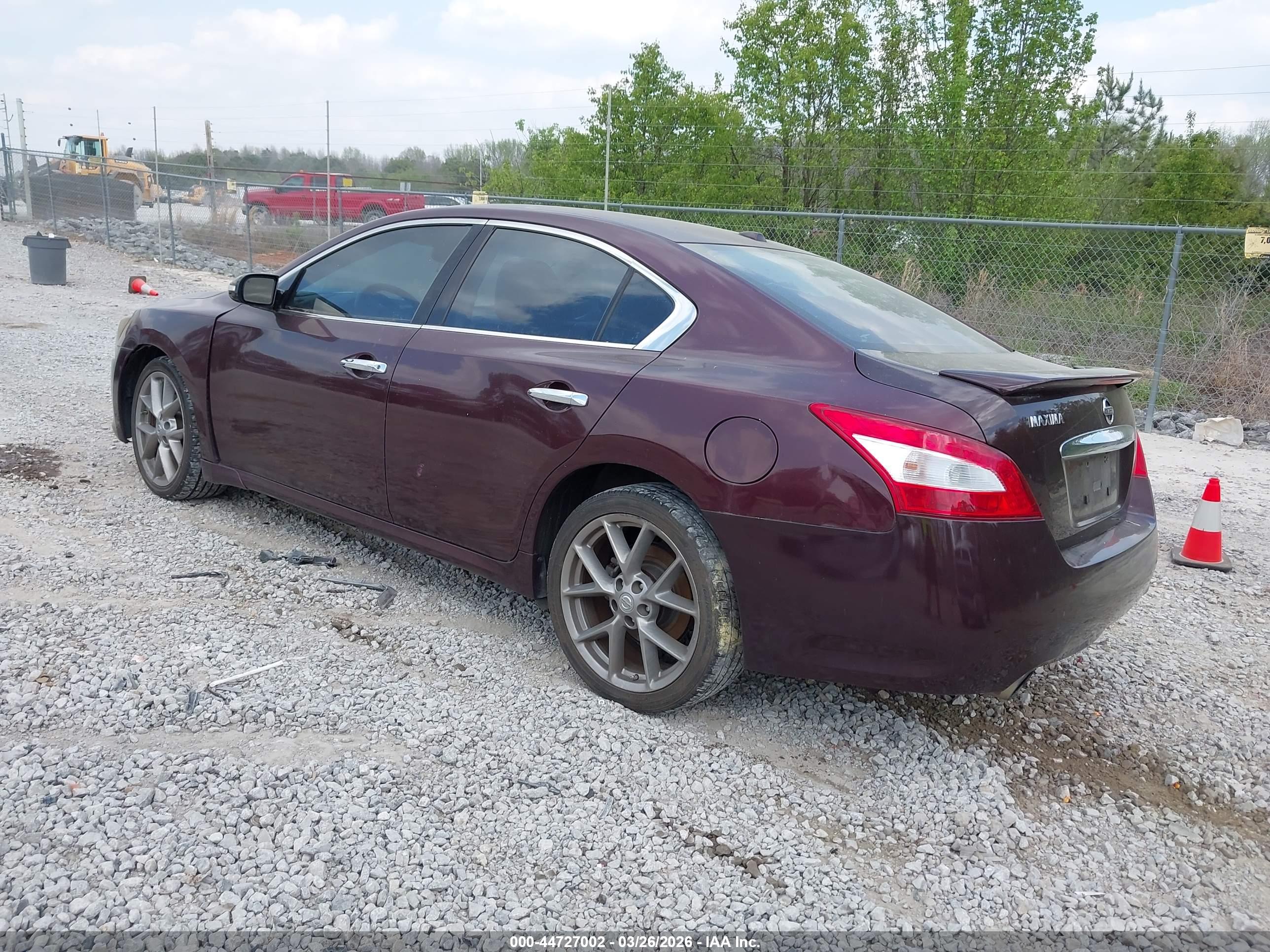 NISSAN MAXIMA image 3