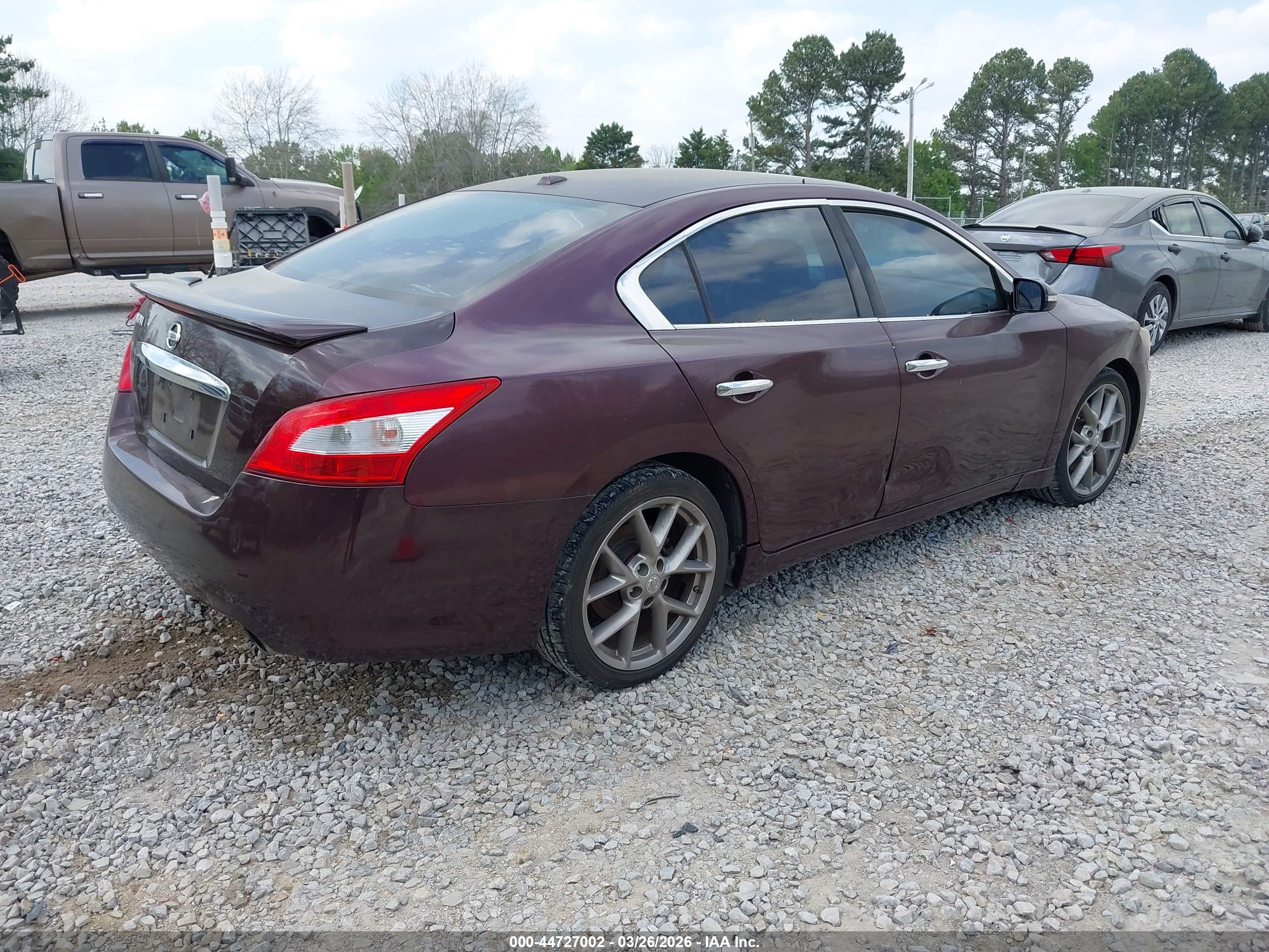 NISSAN MAXIMA image 4