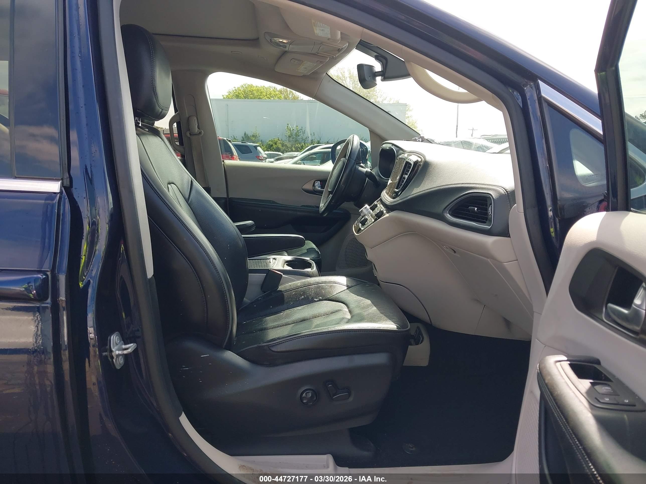 CHRYSLER PACIFICA image 5