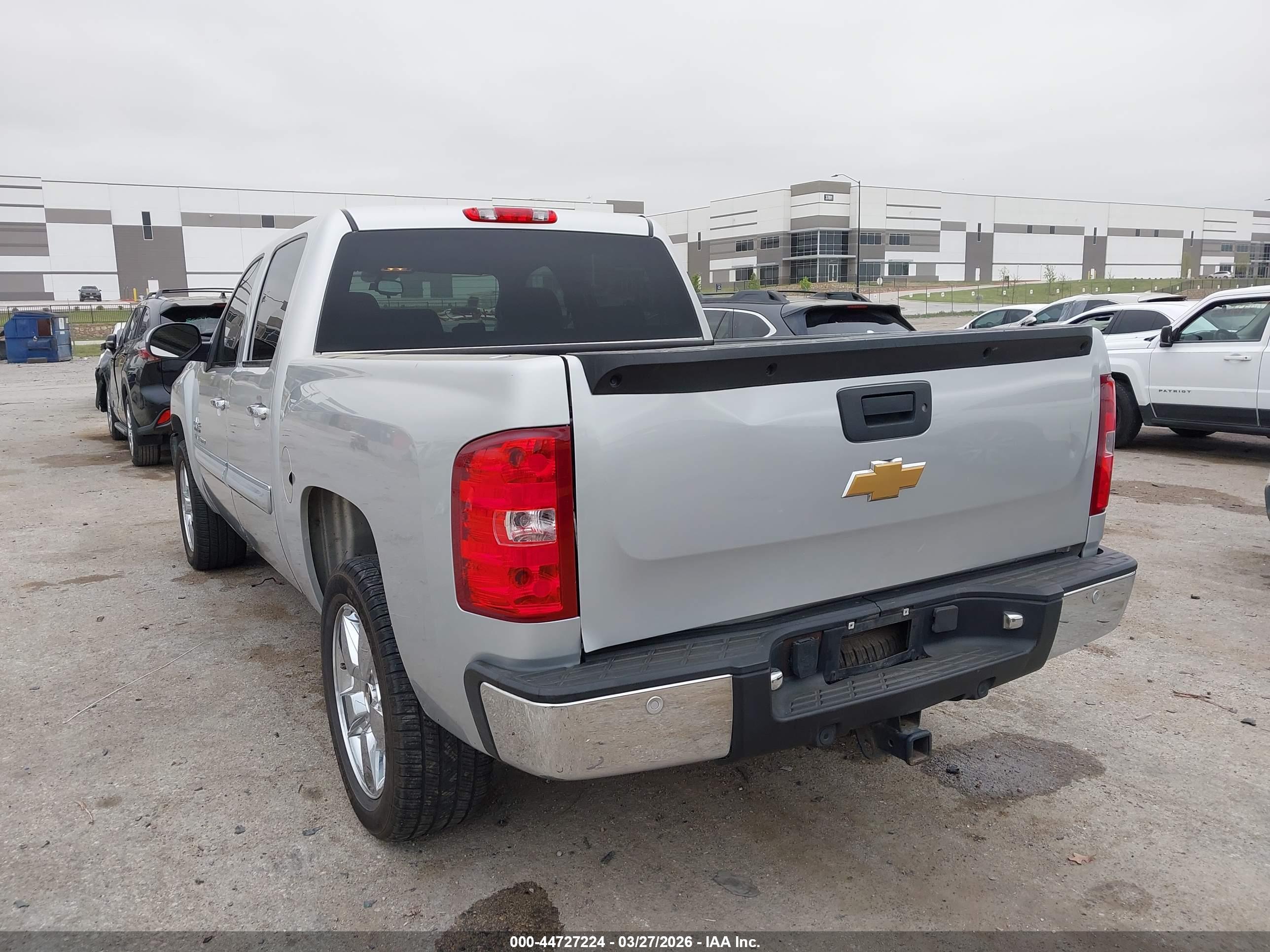 CHEVROLET SILVERADO image 3