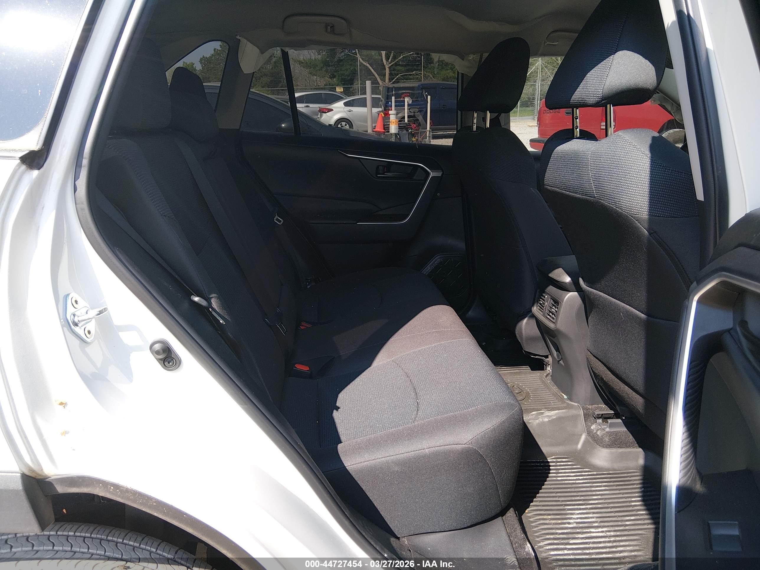 TOYOTA RAV4 image 8