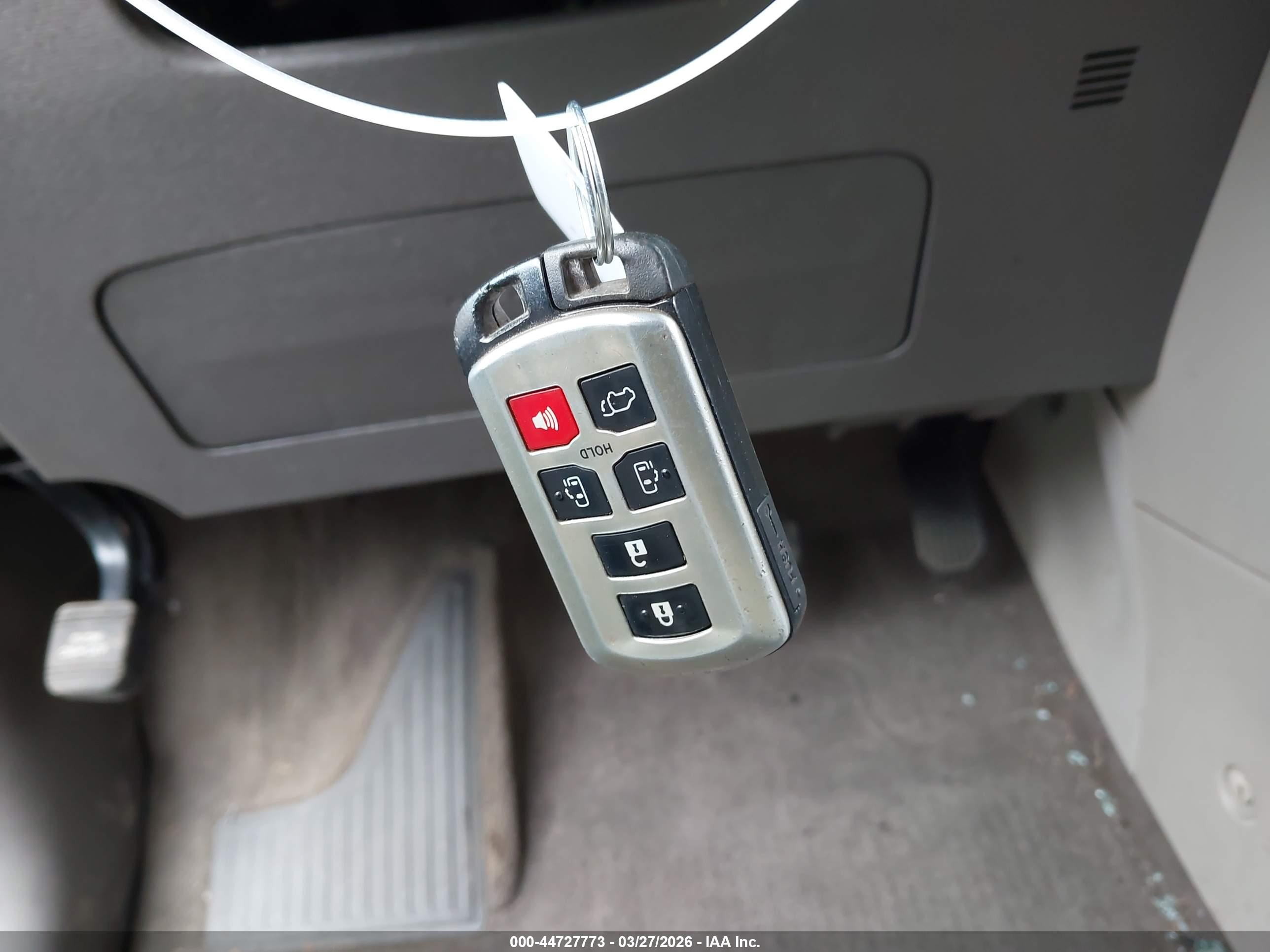 TOYOTA SIENNA image 11