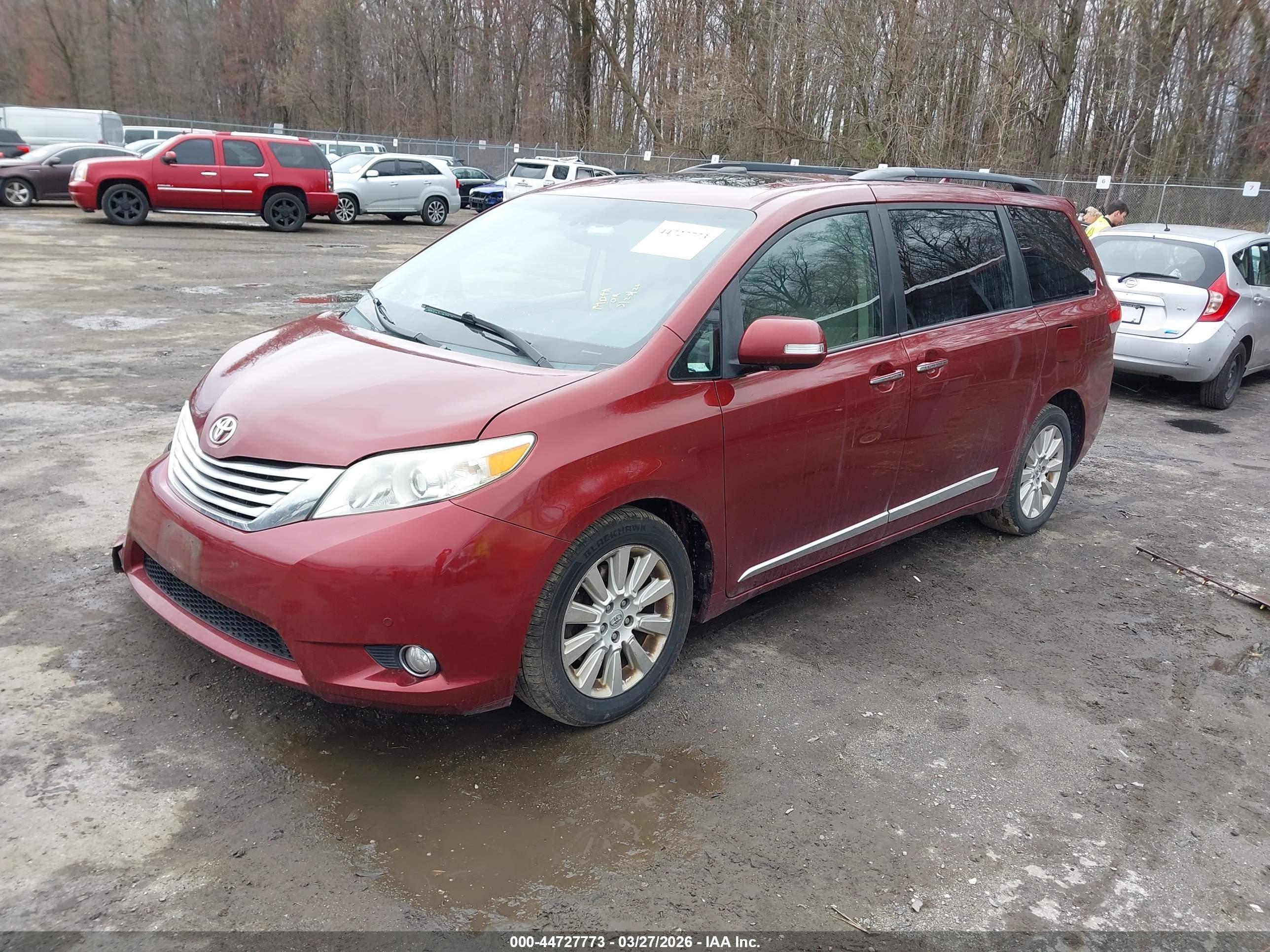 TOYOTA SIENNA image 2