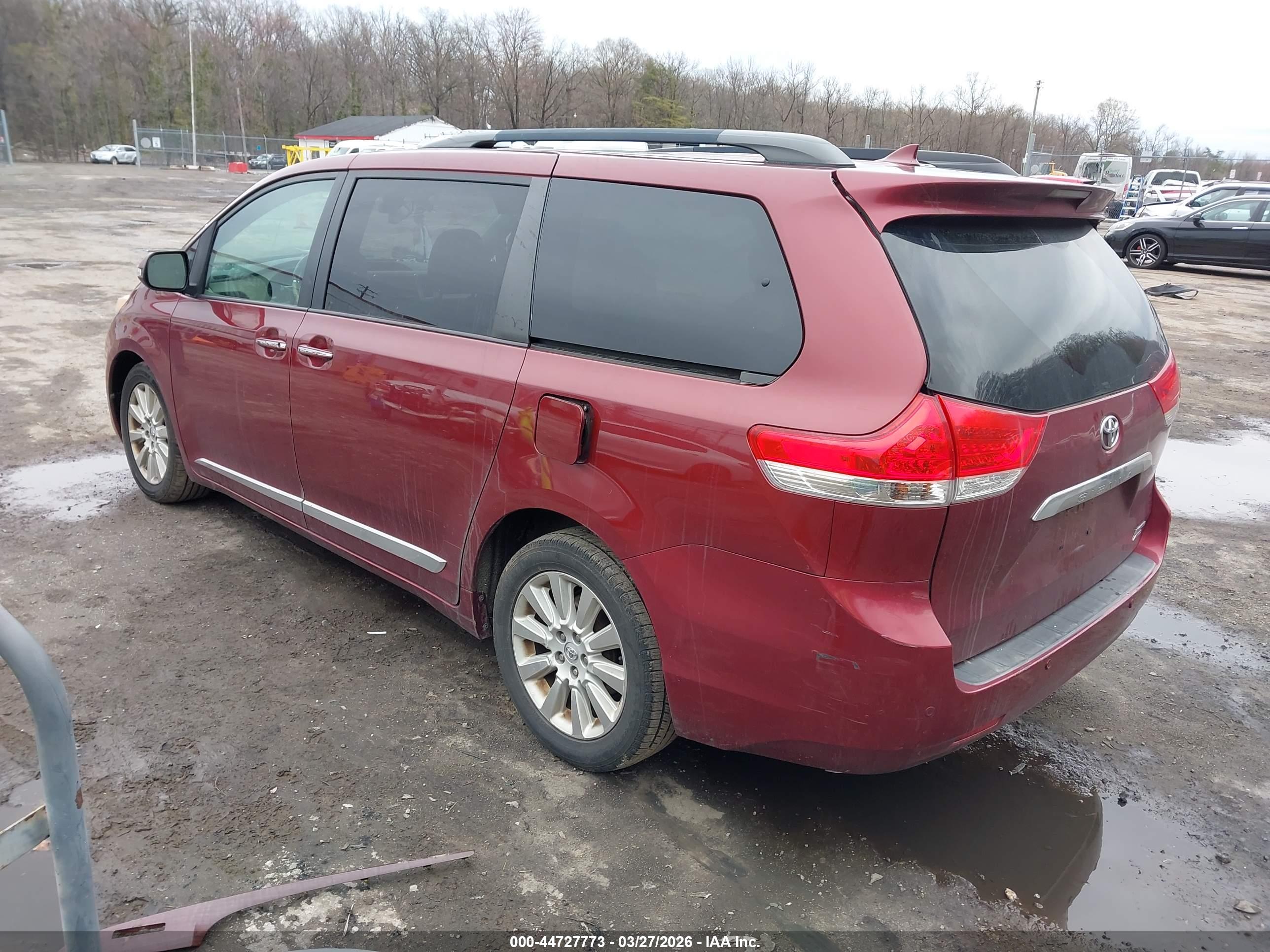 TOYOTA SIENNA image 3