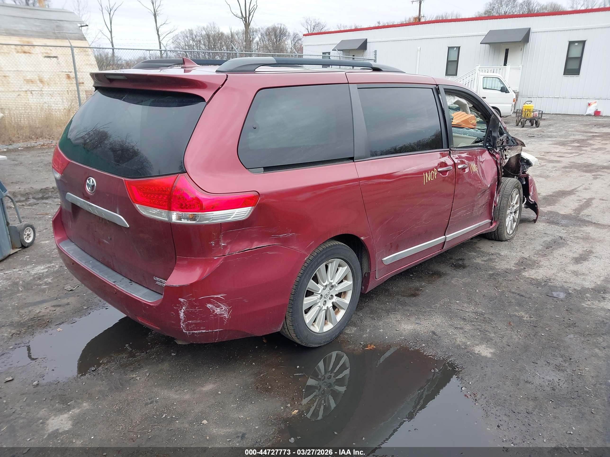TOYOTA SIENNA image 4