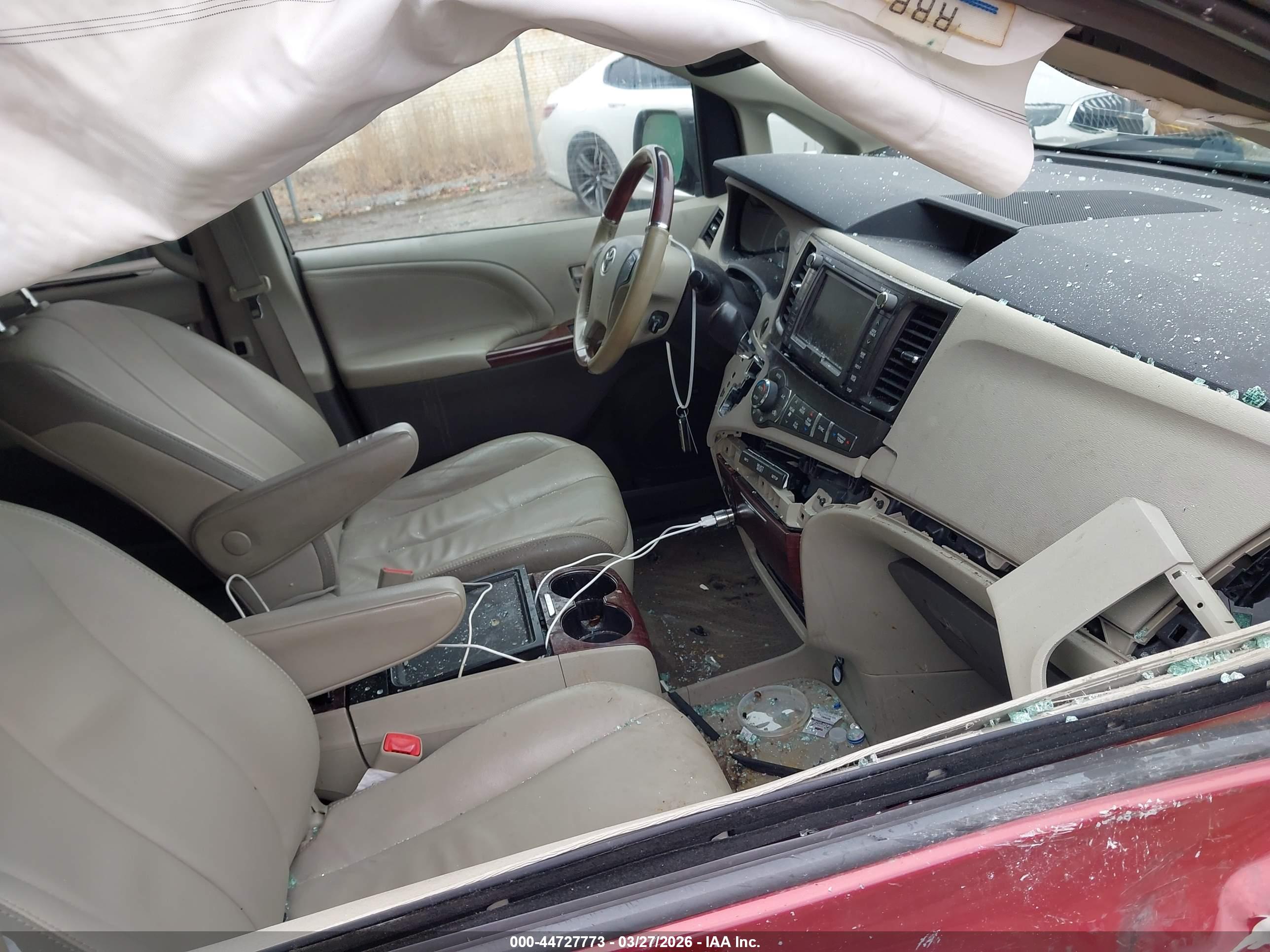 TOYOTA SIENNA image 5