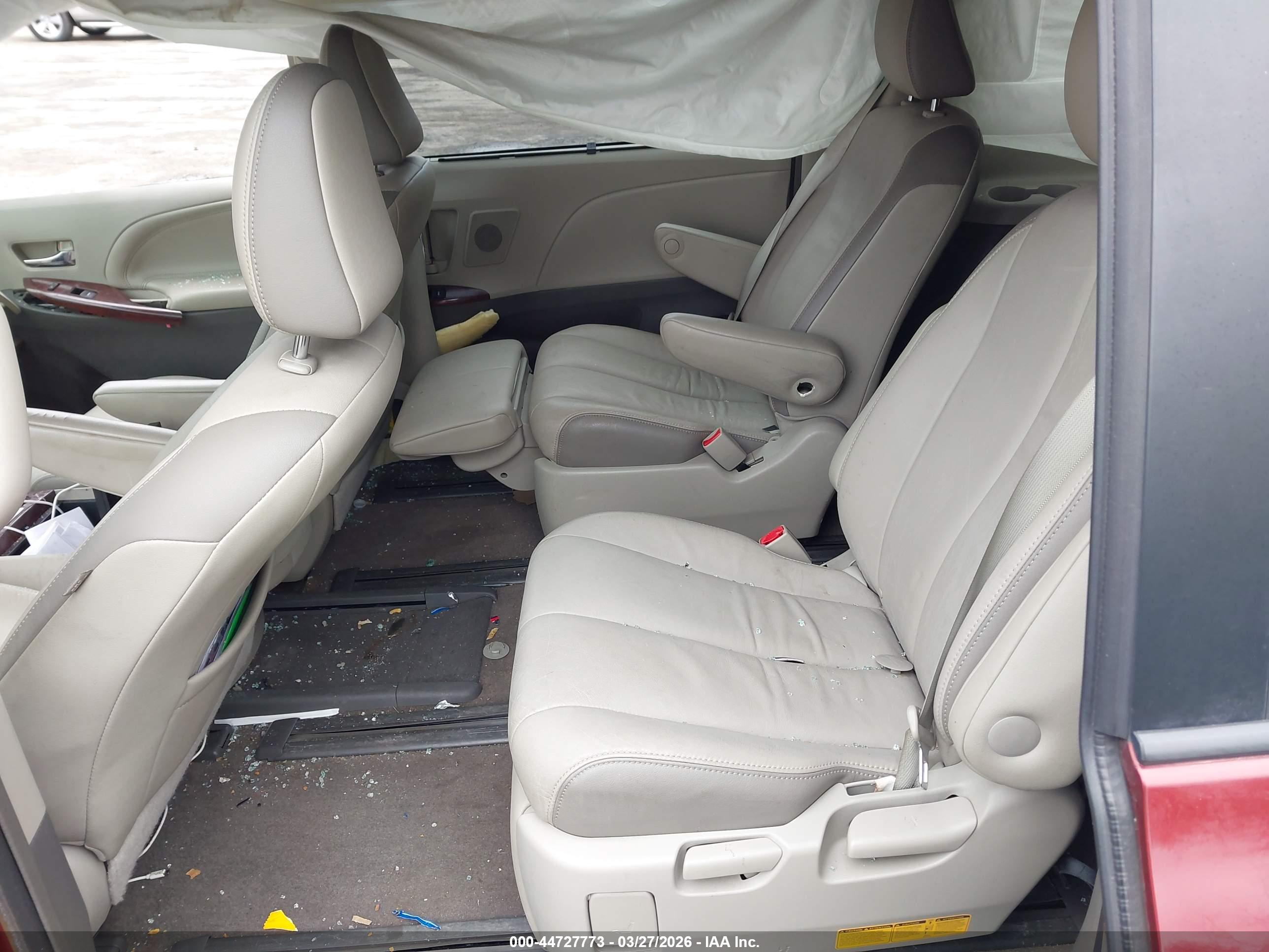 TOYOTA SIENNA image 8