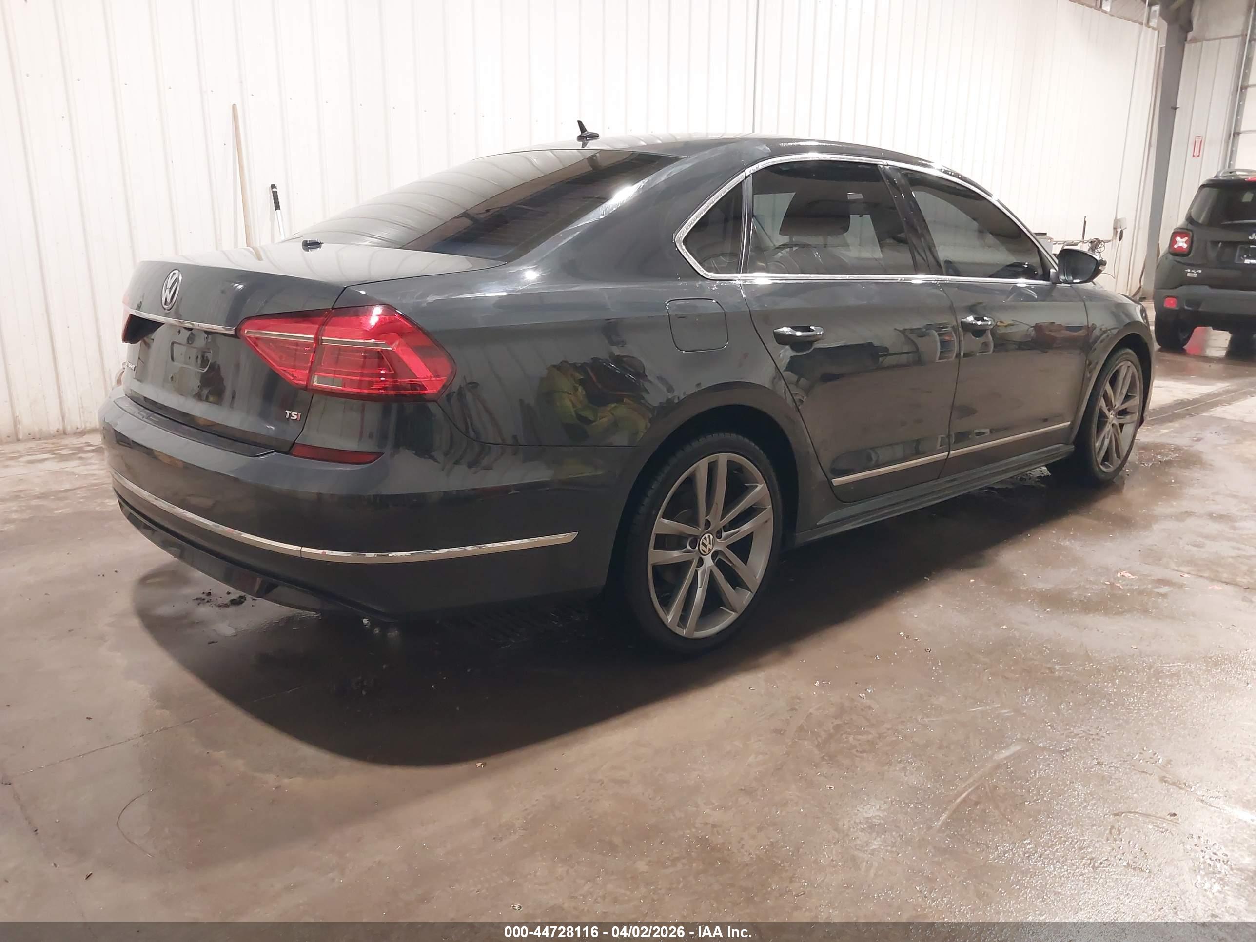 VOLKSWAGEN PASSAT image 4