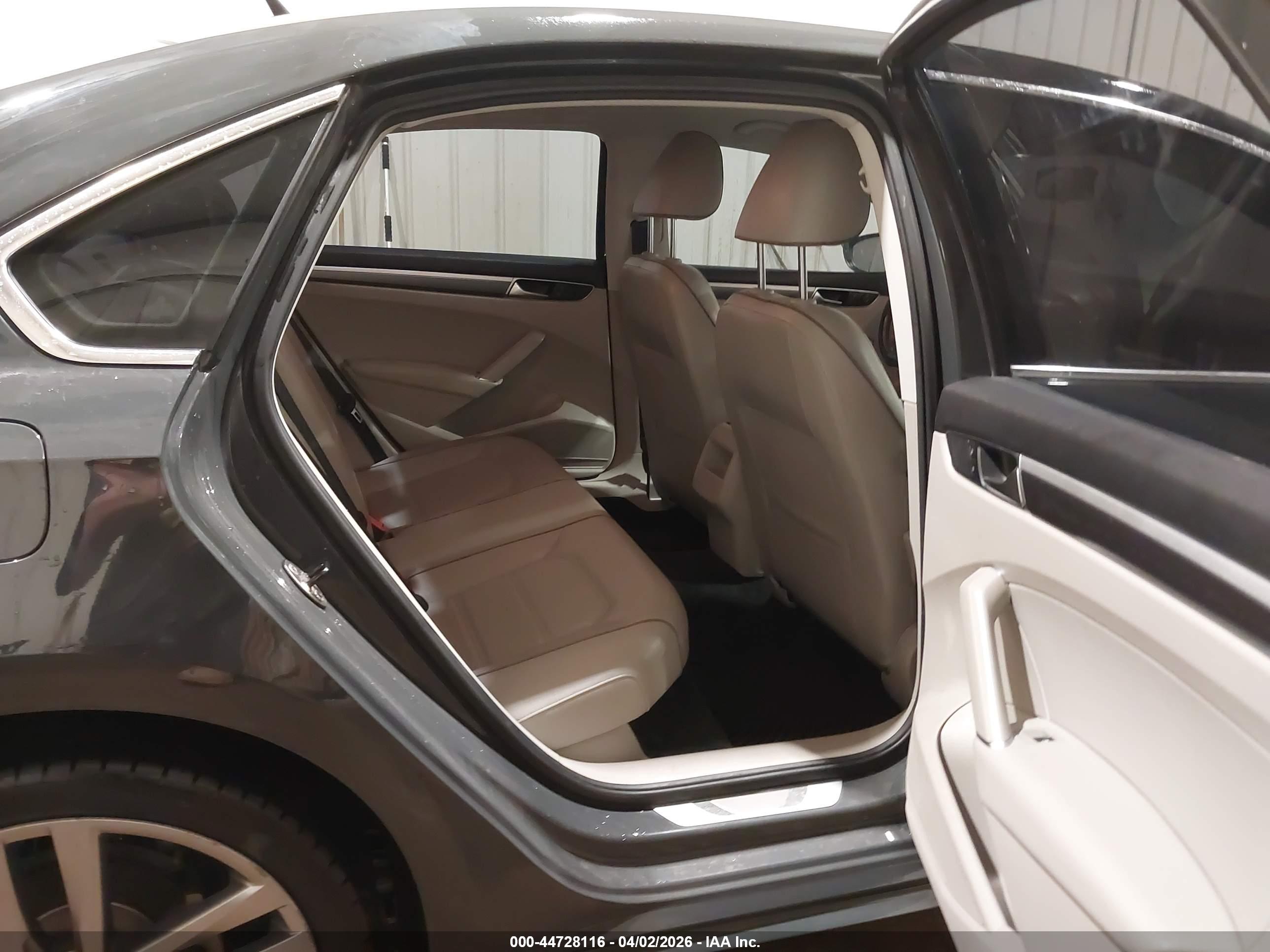 VOLKSWAGEN PASSAT image 8