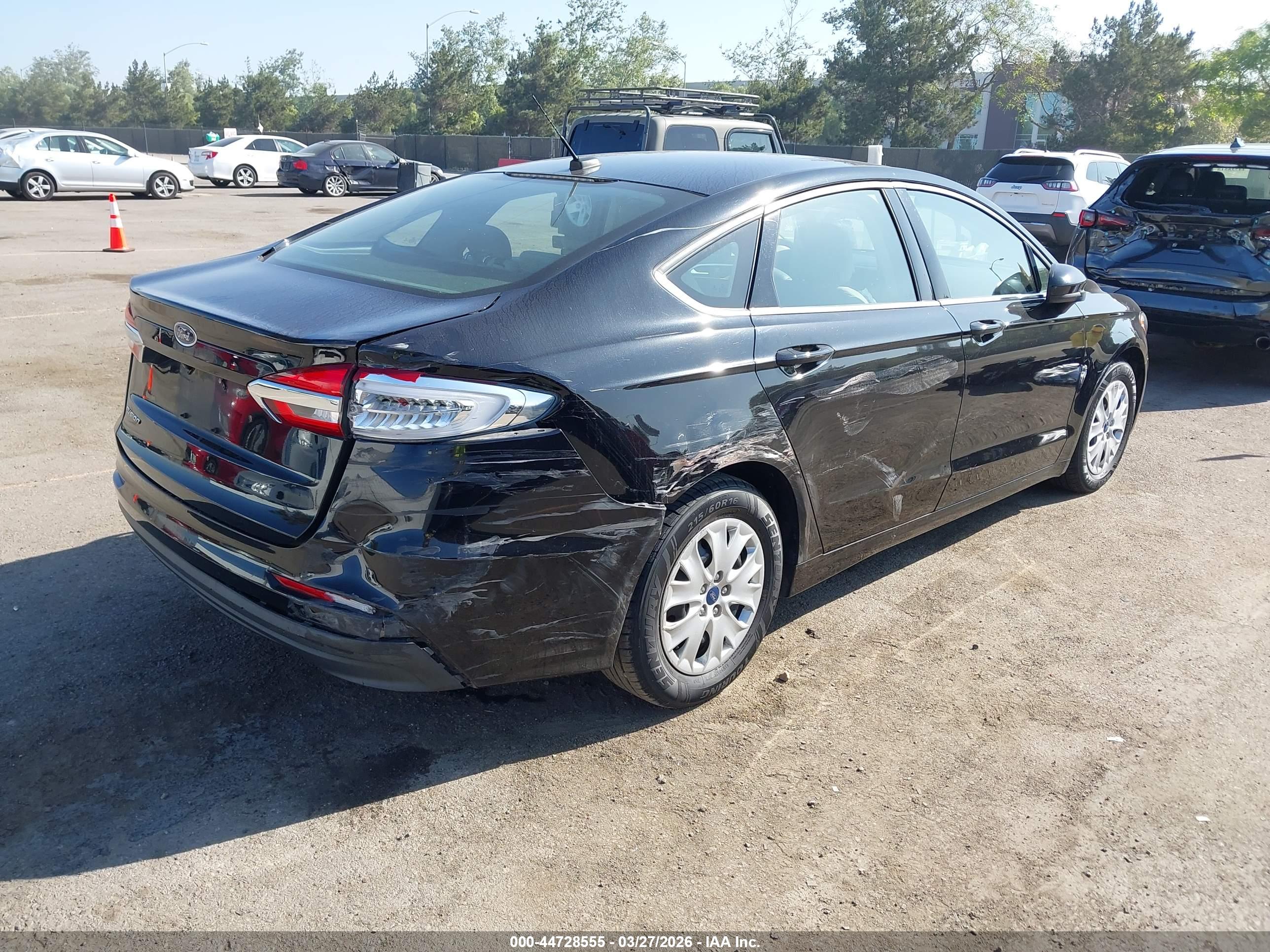 FORD FUSION image 6