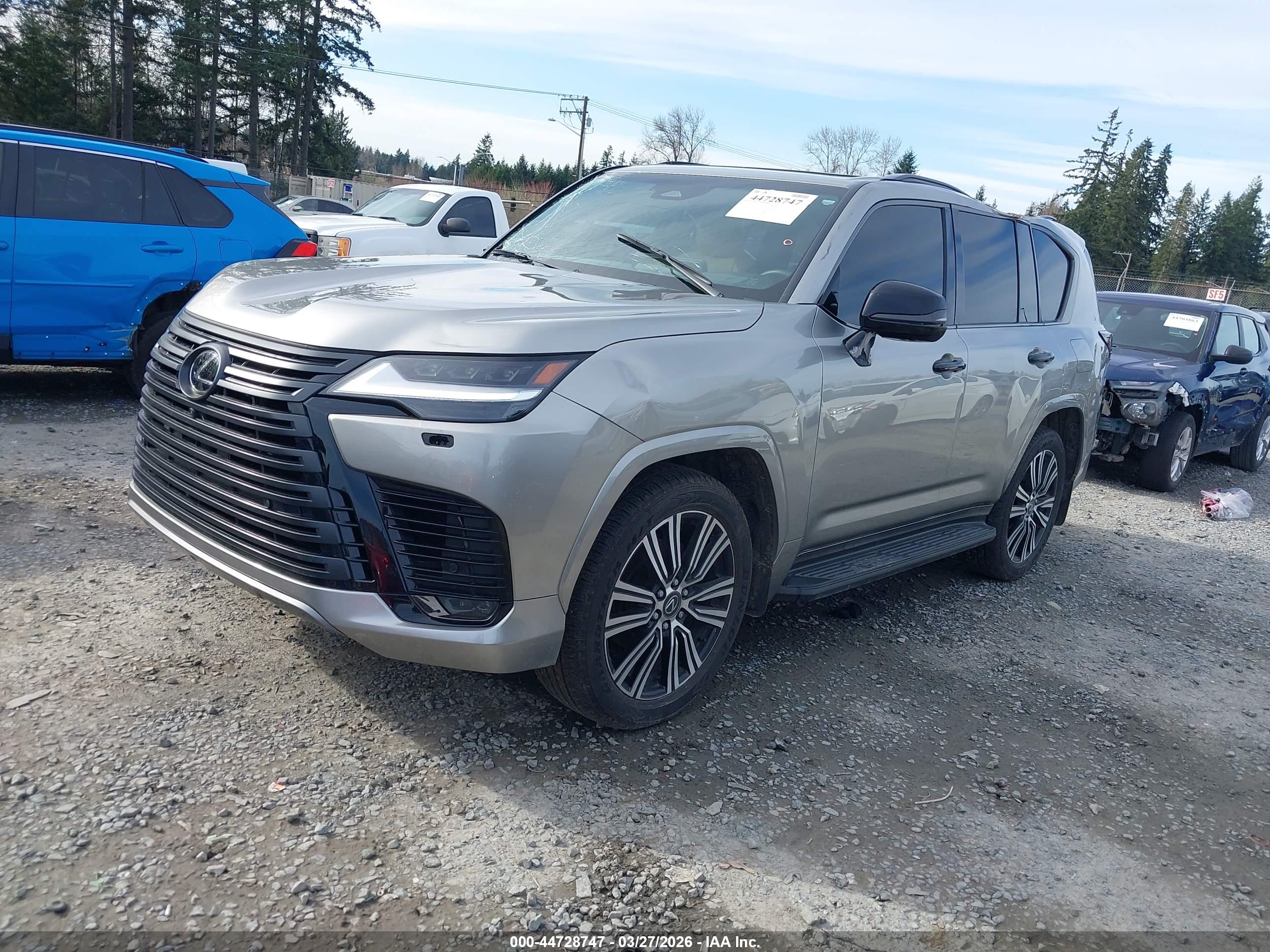 LEXUS LX image 2