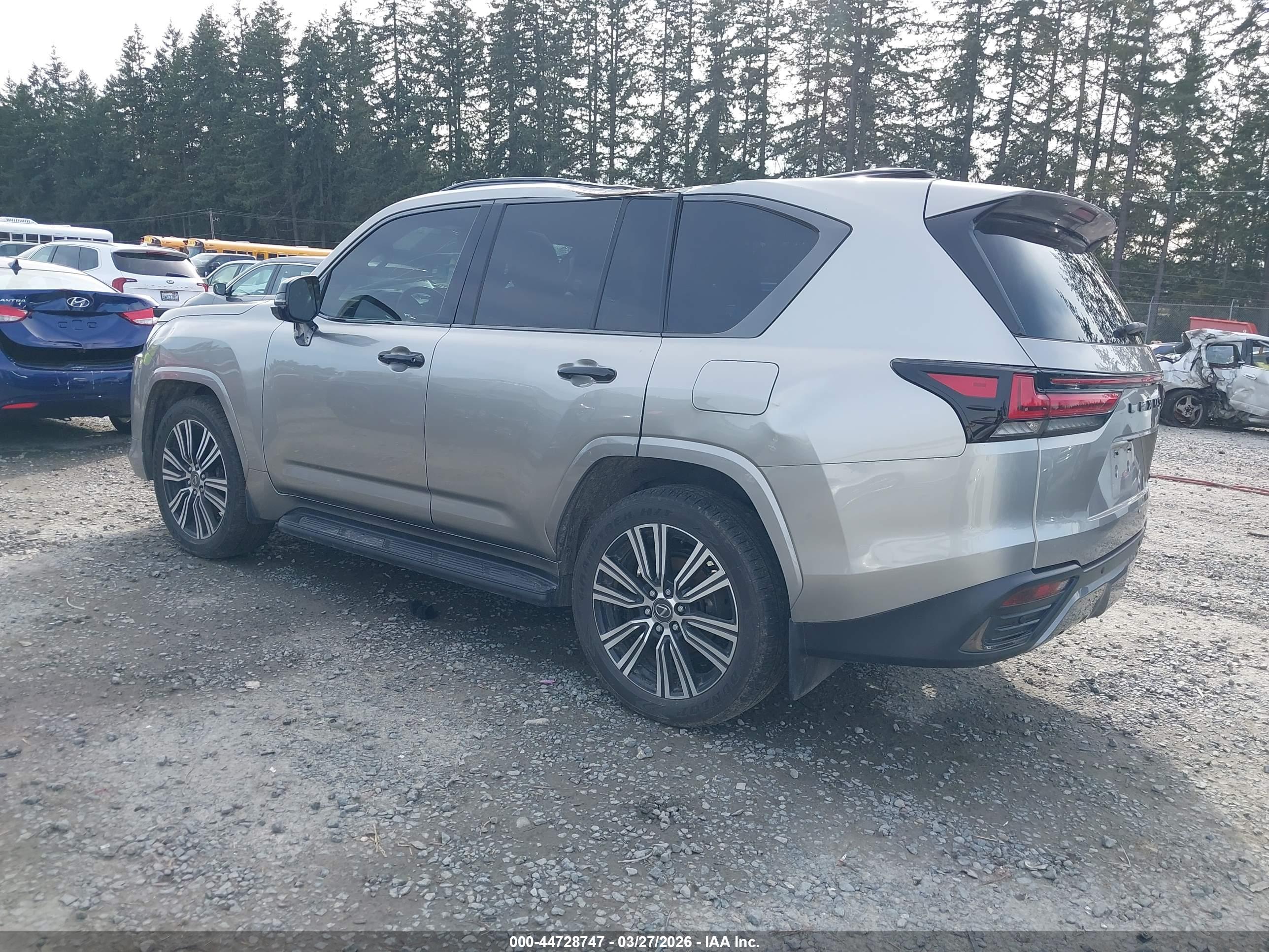 LEXUS LX image 3
