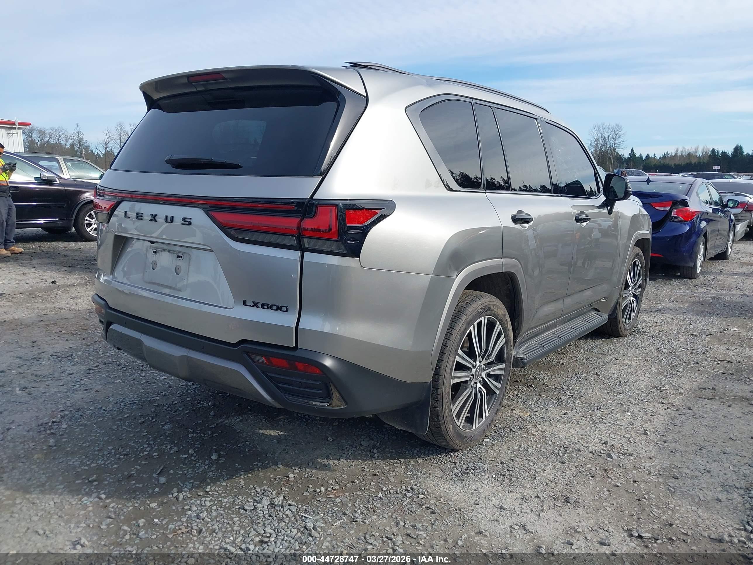 LEXUS LX image 4