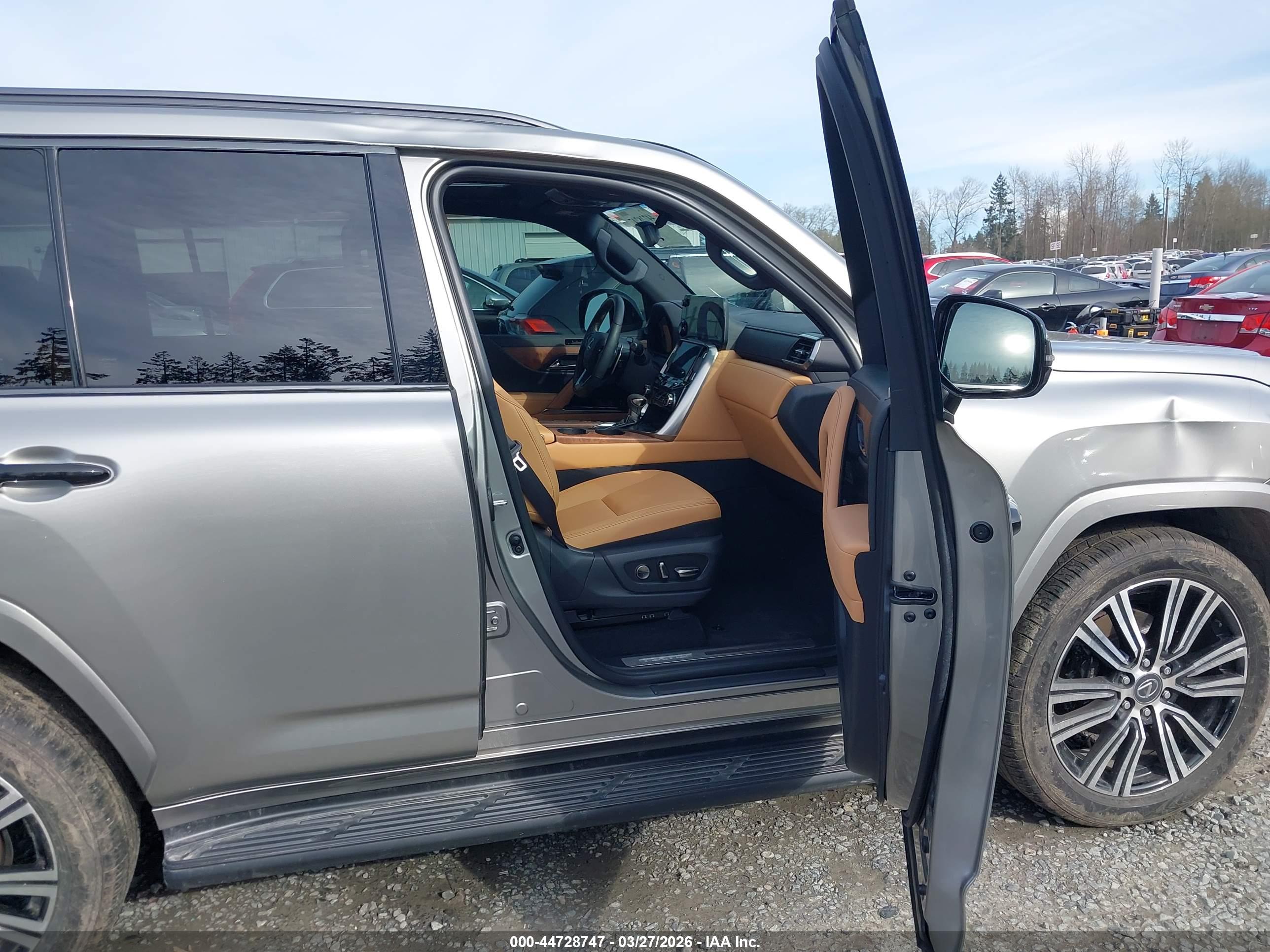 LEXUS LX image 5