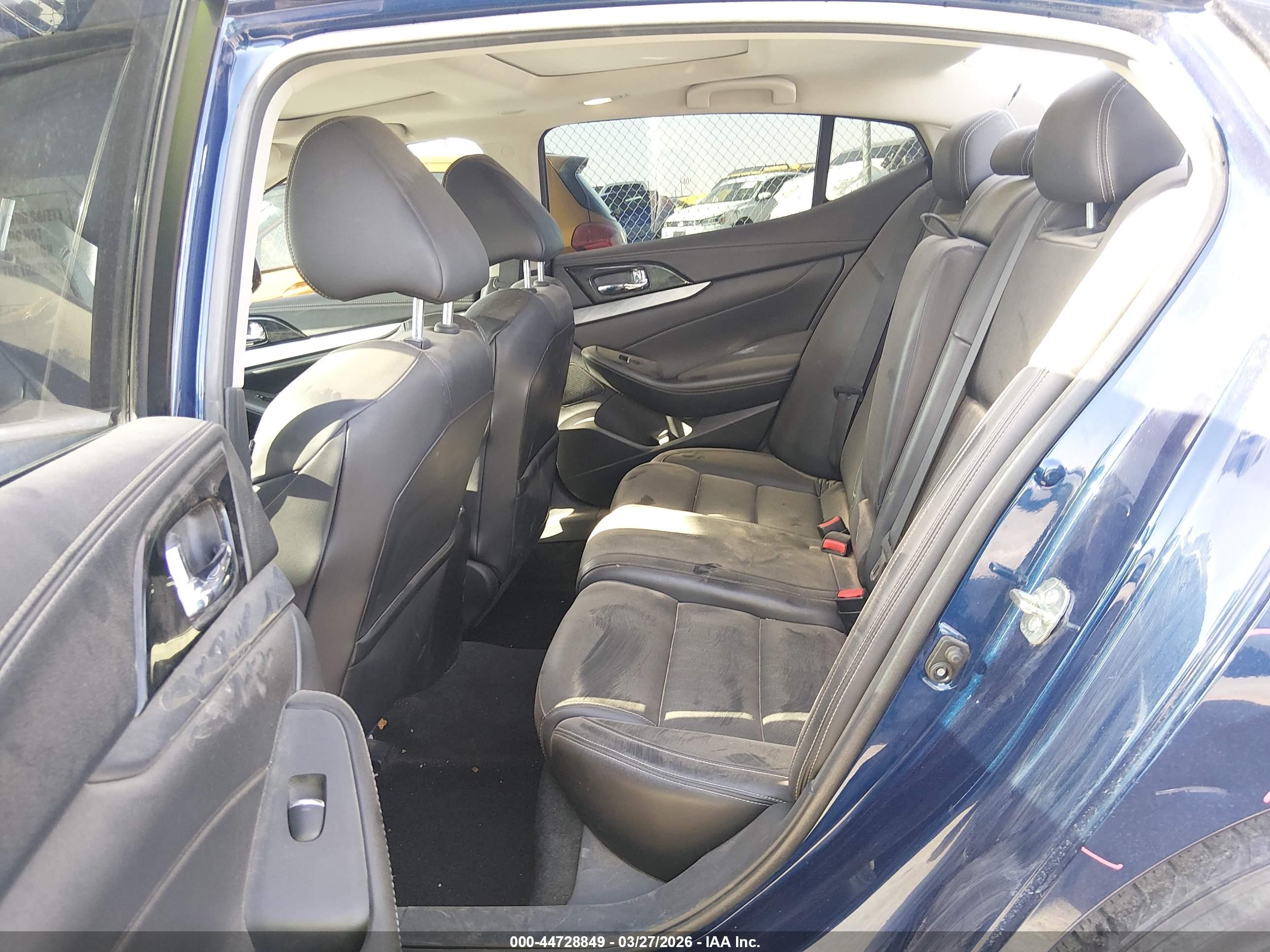 NISSAN MAXIMA image 8