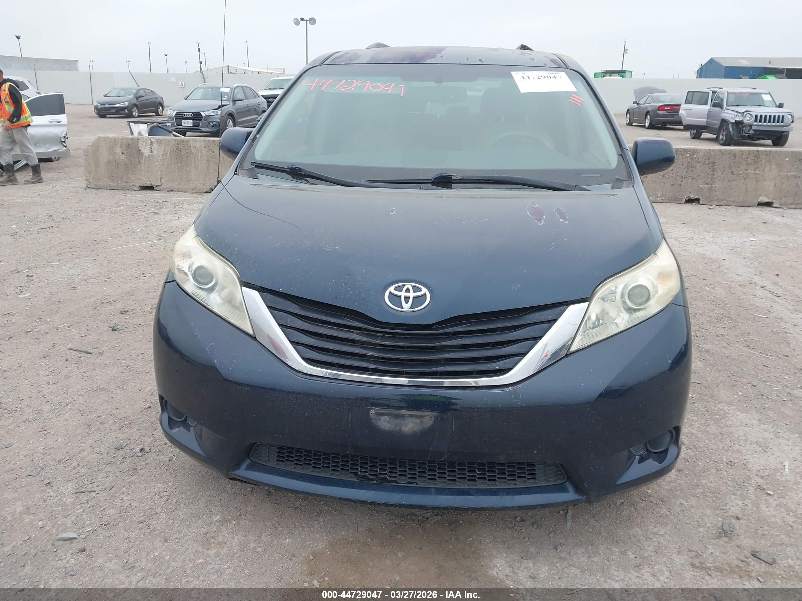 TOYOTA SIENNA image 6