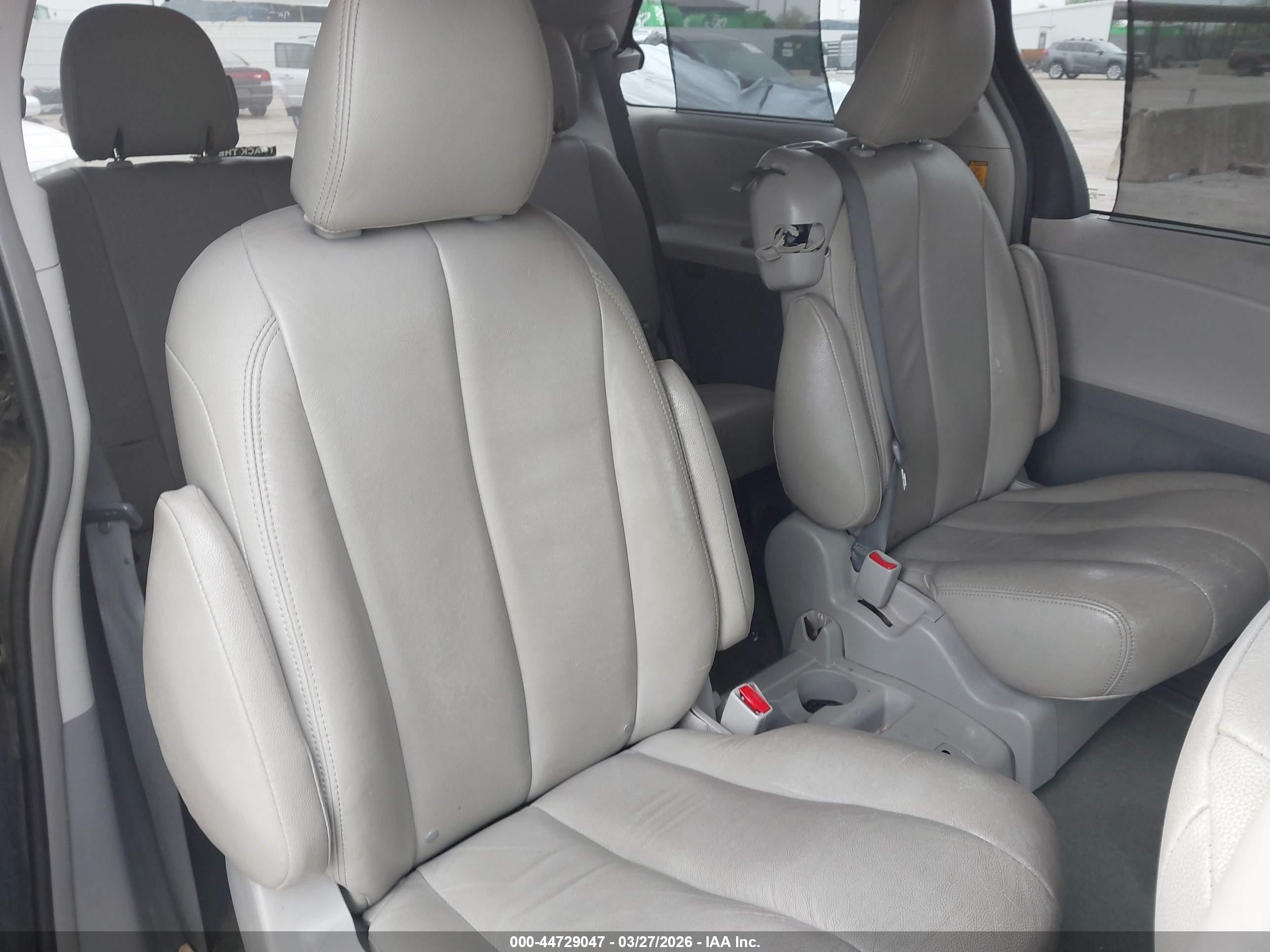 TOYOTA SIENNA image 8