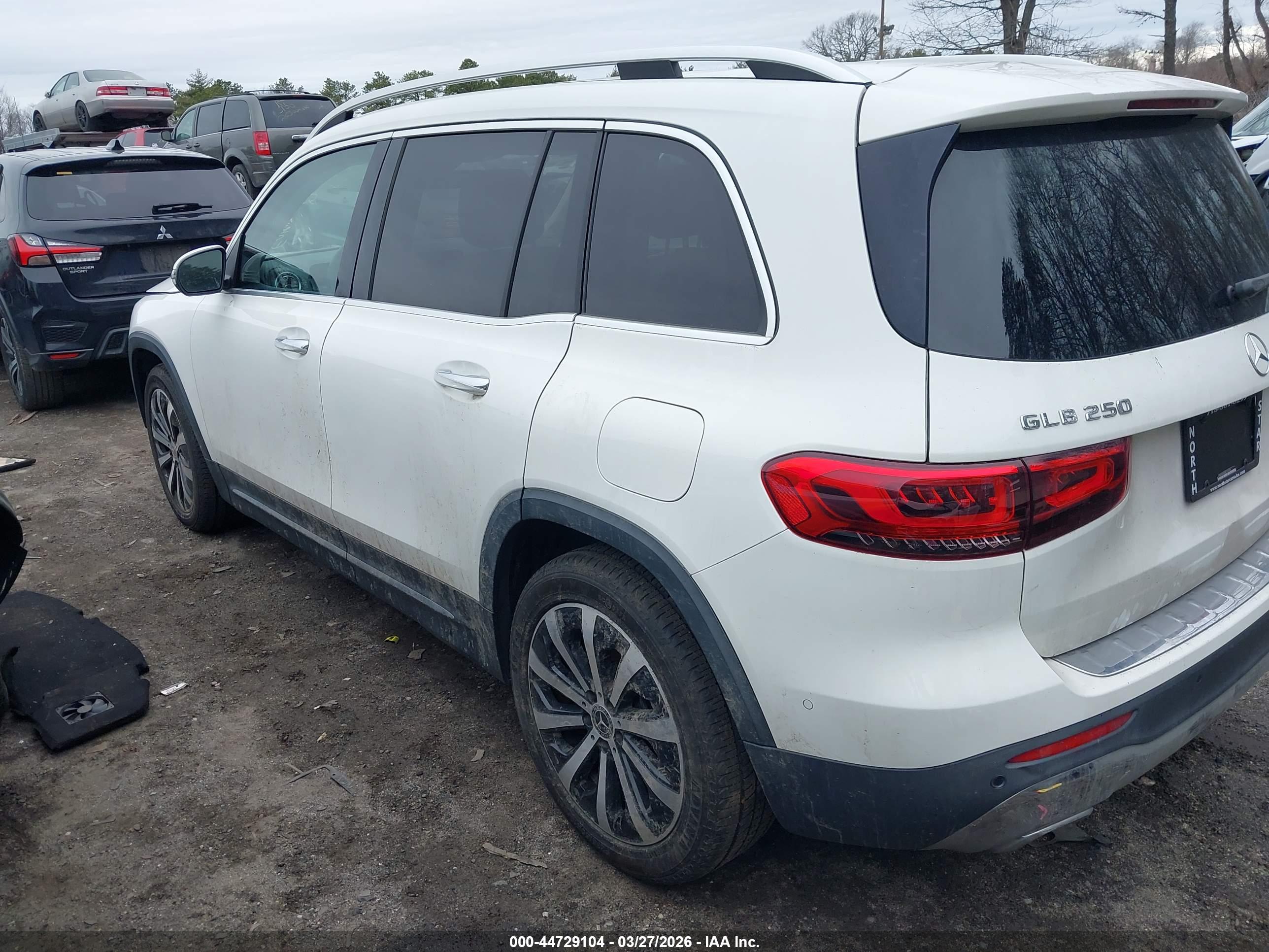 MERCEDES-BENZ GLB image 3