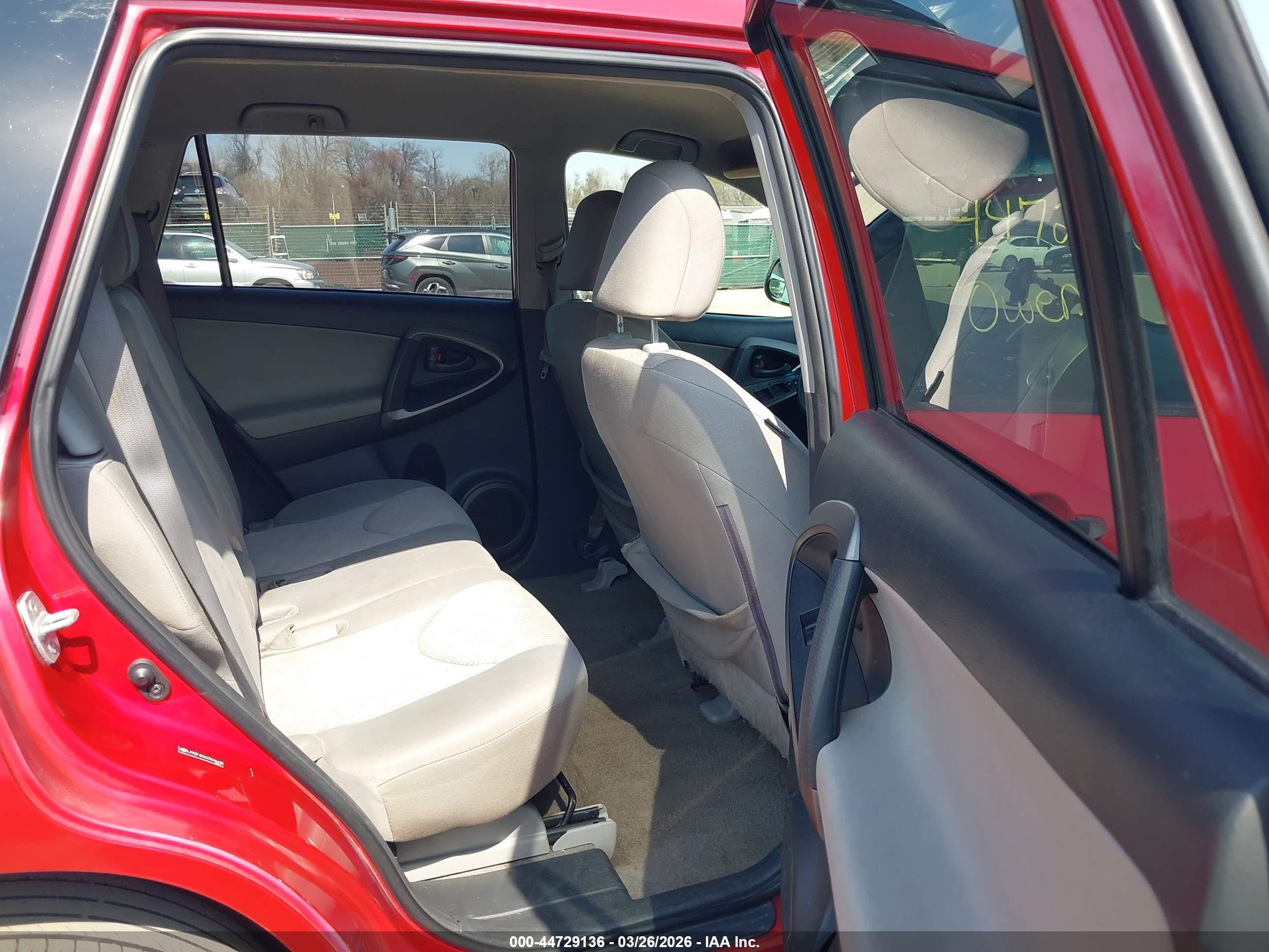 TOYOTA RAV4 image 8