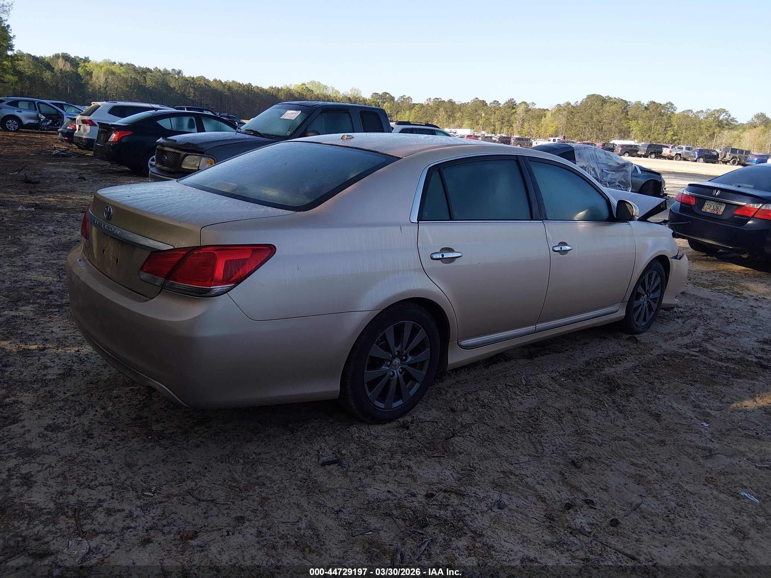 TOYOTA AVALON image 4