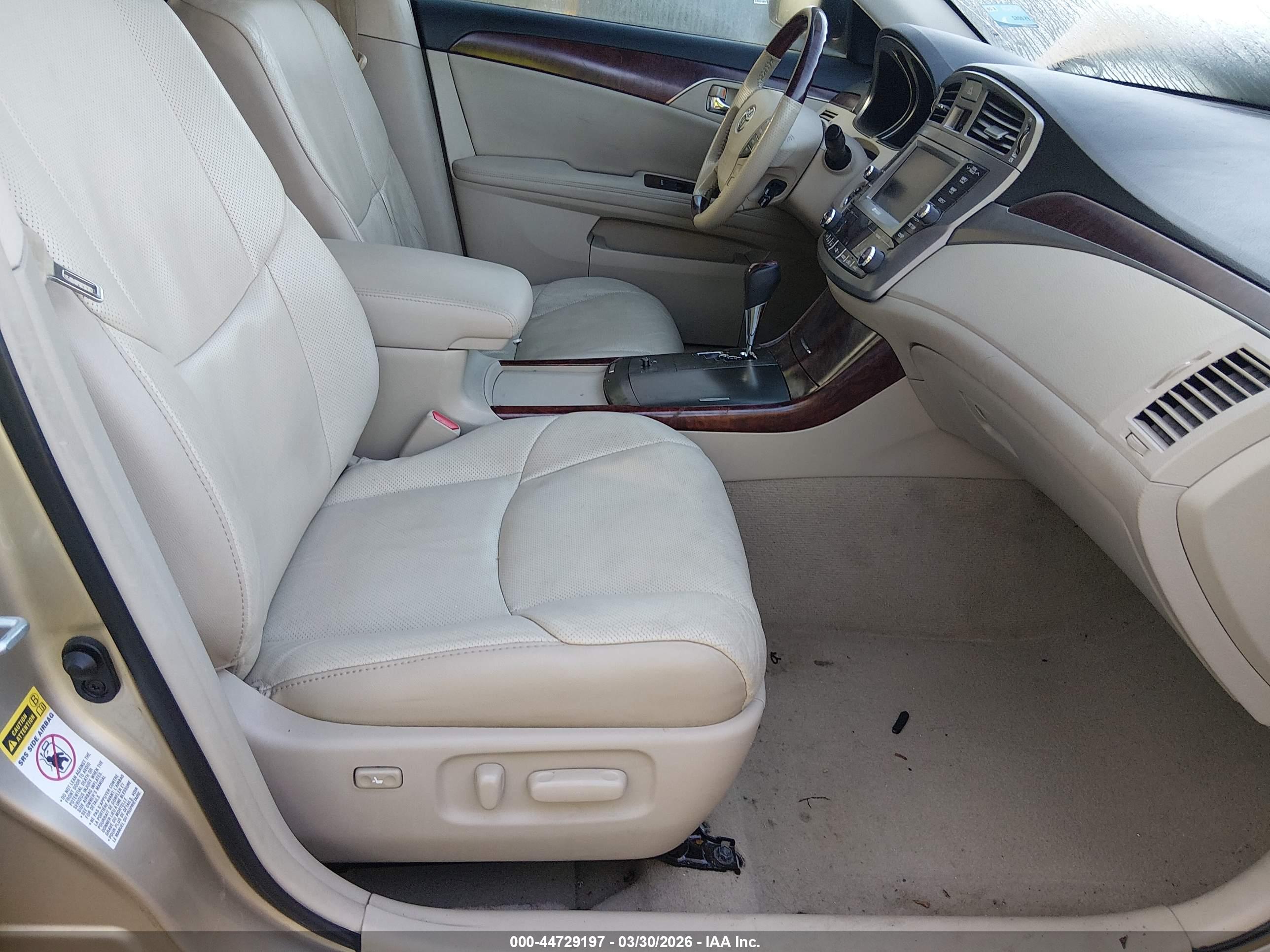 TOYOTA AVALON image 5